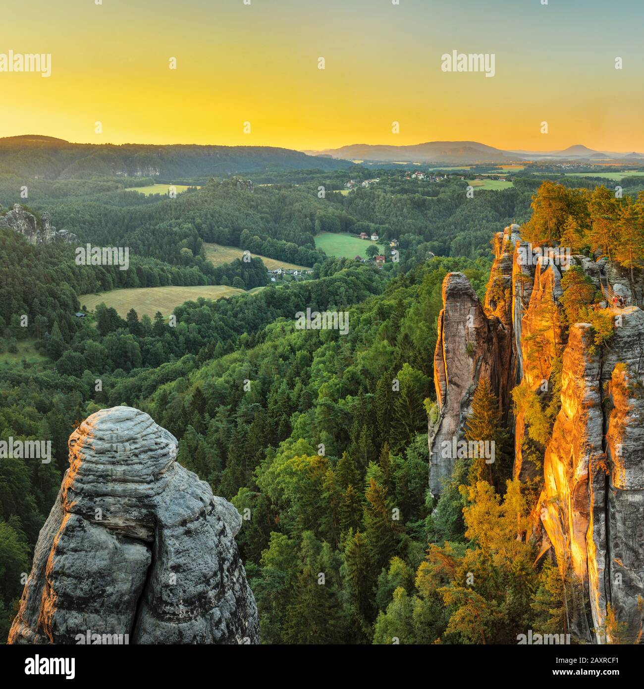 Vue Sur Le Pont De Bastei JusQu'À Lilienstein, Les Montagnes D'Elbe Sandstone, Le Parc National De La Suisse Saxonne, Saxe, Allemagne Banque D'Images