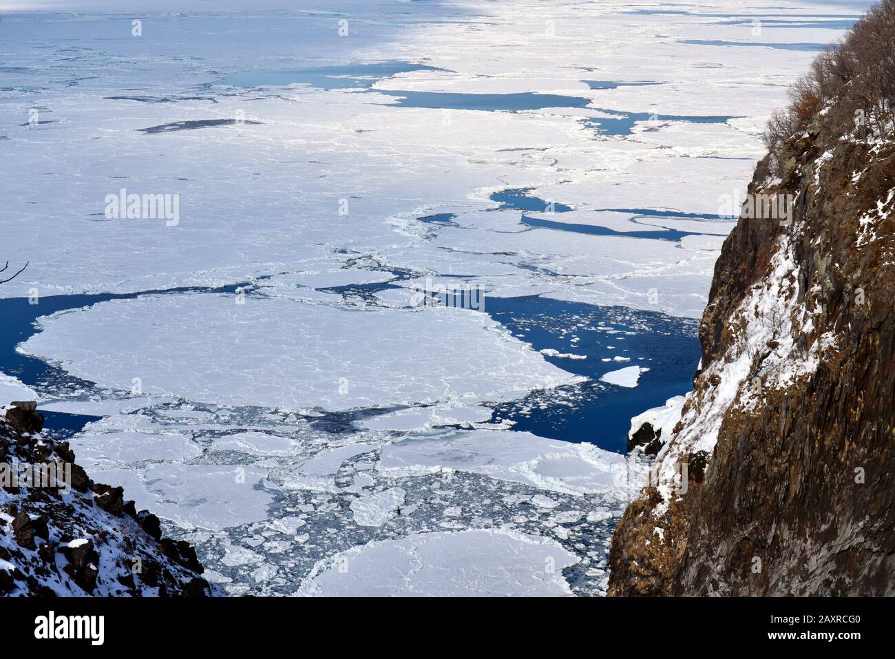 Le Cap d'Utoro et la mer d'Okhotsk avec de la glace et de la neige en hiver, Shiretoko, Hokkaido, Japon Banque D'Images