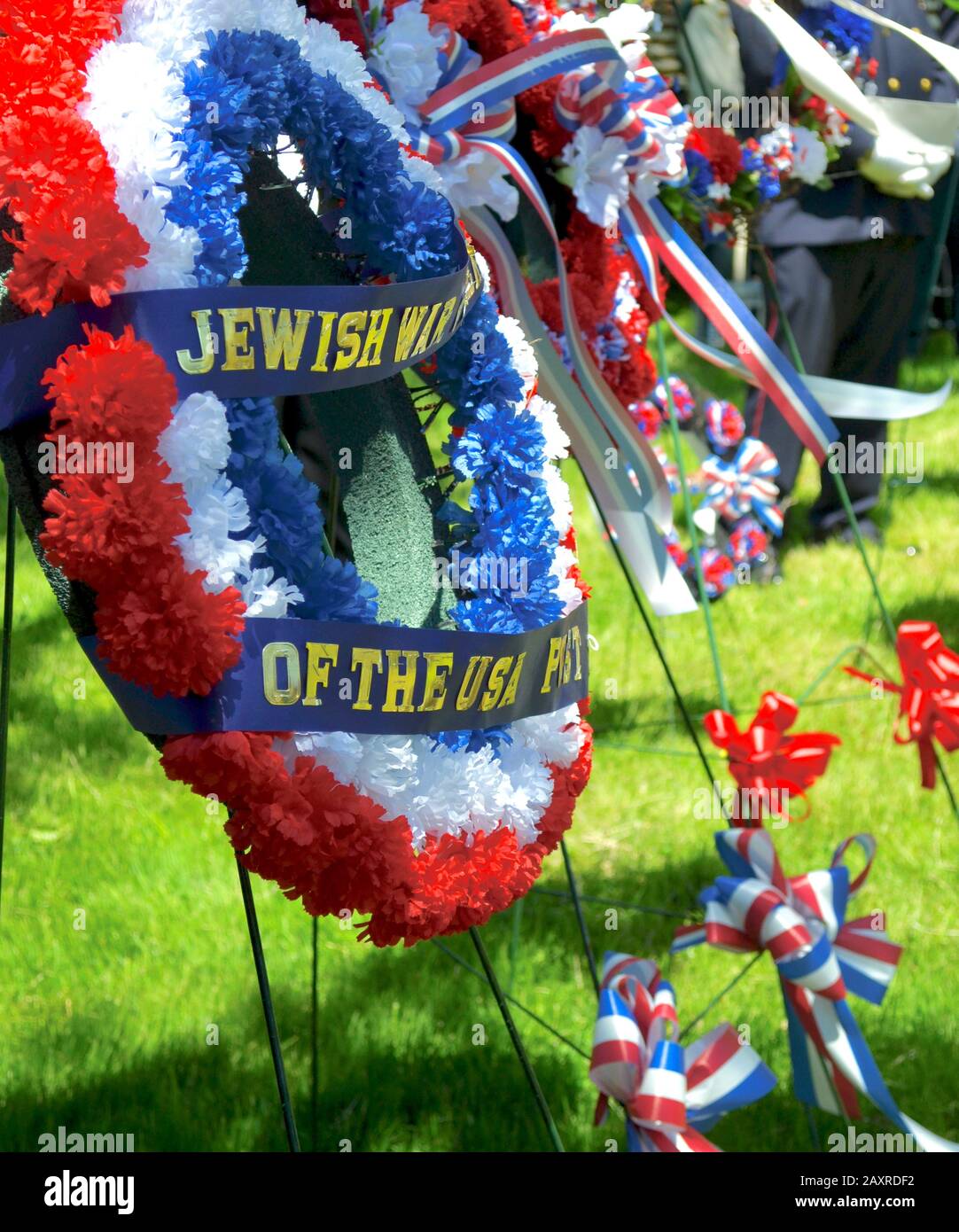 Gros plan d'une couronne commémorative présentée par les anciens combattants de la guerre juive lors de la cérémonie de la Journée commémorative à Setauket, NY. Banque D'Images