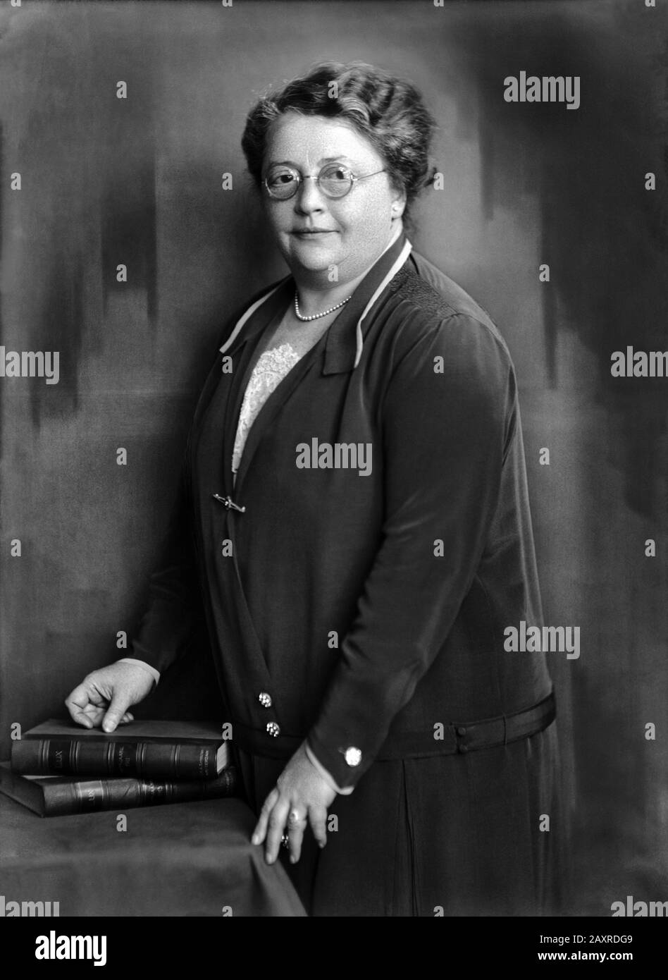1930 c, AMSTERDAM, HOLLANDE :La ROSACE néerlandaise Suffraggist, féministe et pacifiste Rosa MANUS (1881 - 1942).photo de Jacob Merkelbach ( 1877 - 1942 ). De la riche famille juive d'Amsterdam , dans le commerce du tabac, a été arrêtée en août 1941 par des nazistes et déportée en Allemagne. Elle a été transférée au camp de concentration de Ravensbrück en octobre 1941 a été gazée à Bernburg en 1942, au Centre d'euthanasie nazie dans une aile séparée du Sanatorium d'État et de l'hôpital mental .- OLOCAUSTO - OLOCAUST - SHEA VICTIME - VITIMA STERMINIO EBRAICO - EBREO - EBREA - RAISMO - PIFACISTA - FEMINISTA - Archivio GBB Banque D'Images