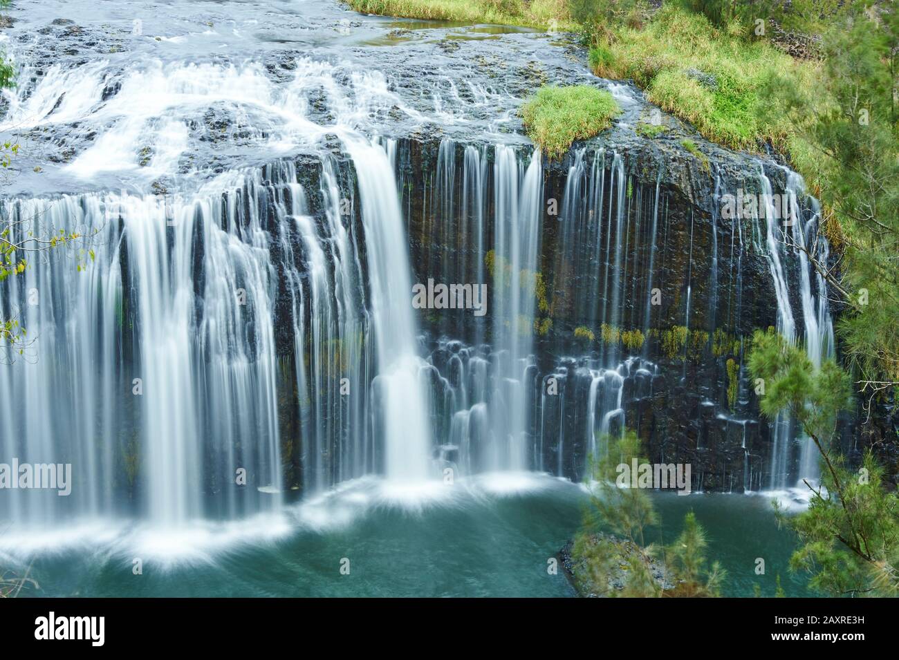 Big Millstream Falls au Atherton Tableland au printemps, Queensland, Australie Banque D'Images Big Millstream Falls au Atherton Tableland au printemps, Queensland, Australie Banque D'Images