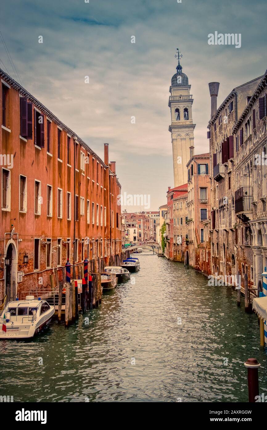 Venise / Vénétie / Italie - 23 juin 2019: Le Campanile penchant de San Giorgio dei Greci à Venise a été construit par Bernardo Ongarin. C'était au centre de la Banque D'Images