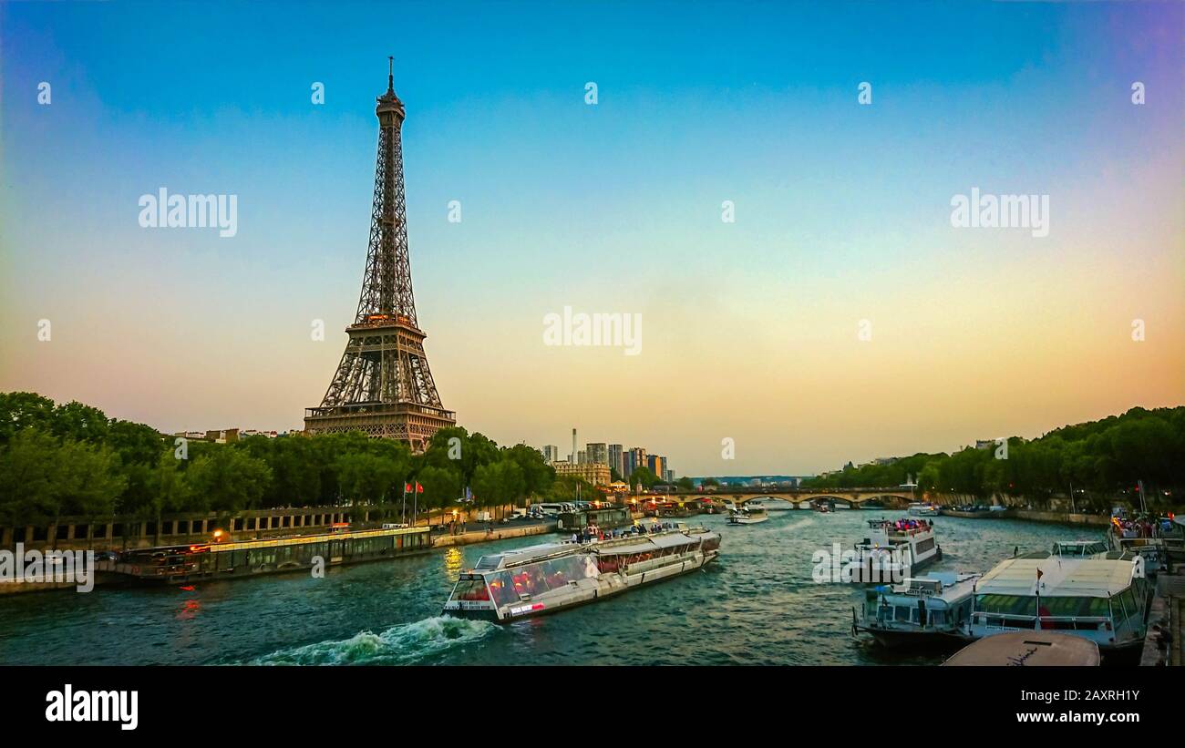 Paris Tour Eiffel et Seine au coucher du soleil à Paris, France. La Tour Eiffel est l'un des monuments les plus emblématiques de Paris. Banque D'Images