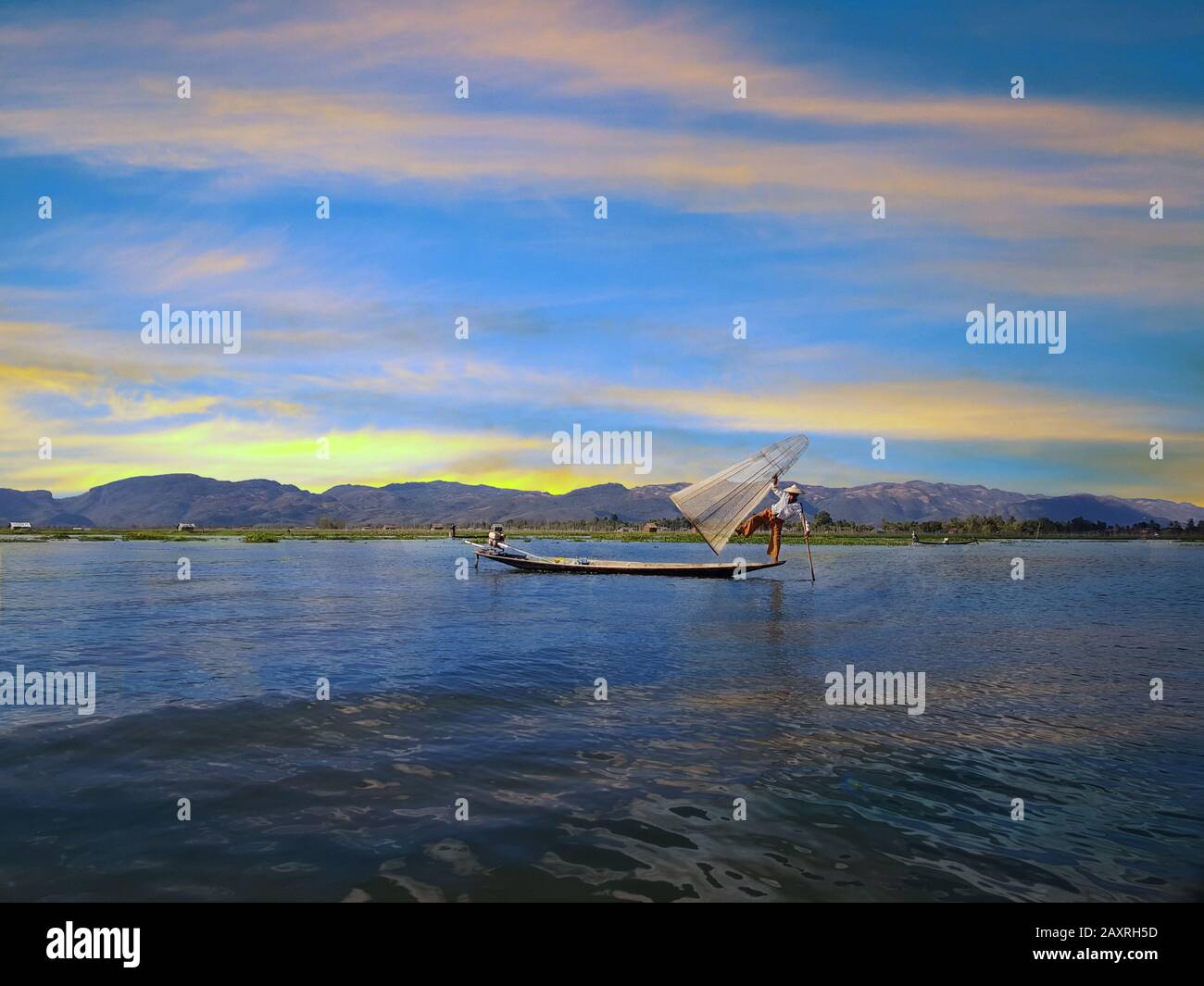 Les pêcheurs d'Intha travaillent le matin. 30 août 2016 lieu du lac Inle, Myanmar. Banque D'Images