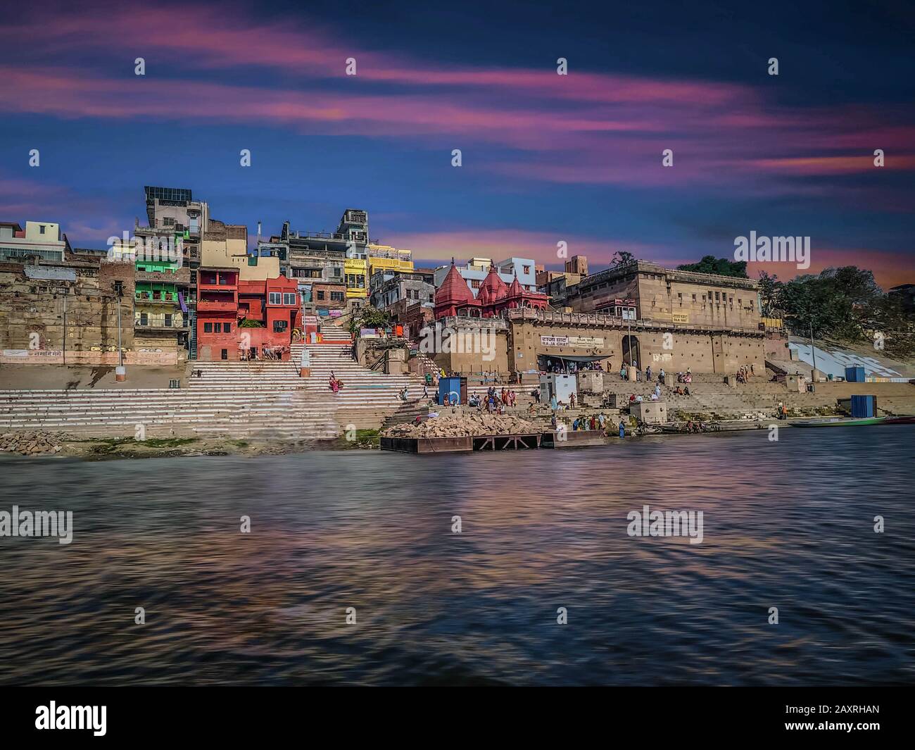 Varanasi ville avec architecture ancienne. Vue sur le Saint ghat Manikarnika à Varanasi Inde au coucher du soleil. Banque D'Images