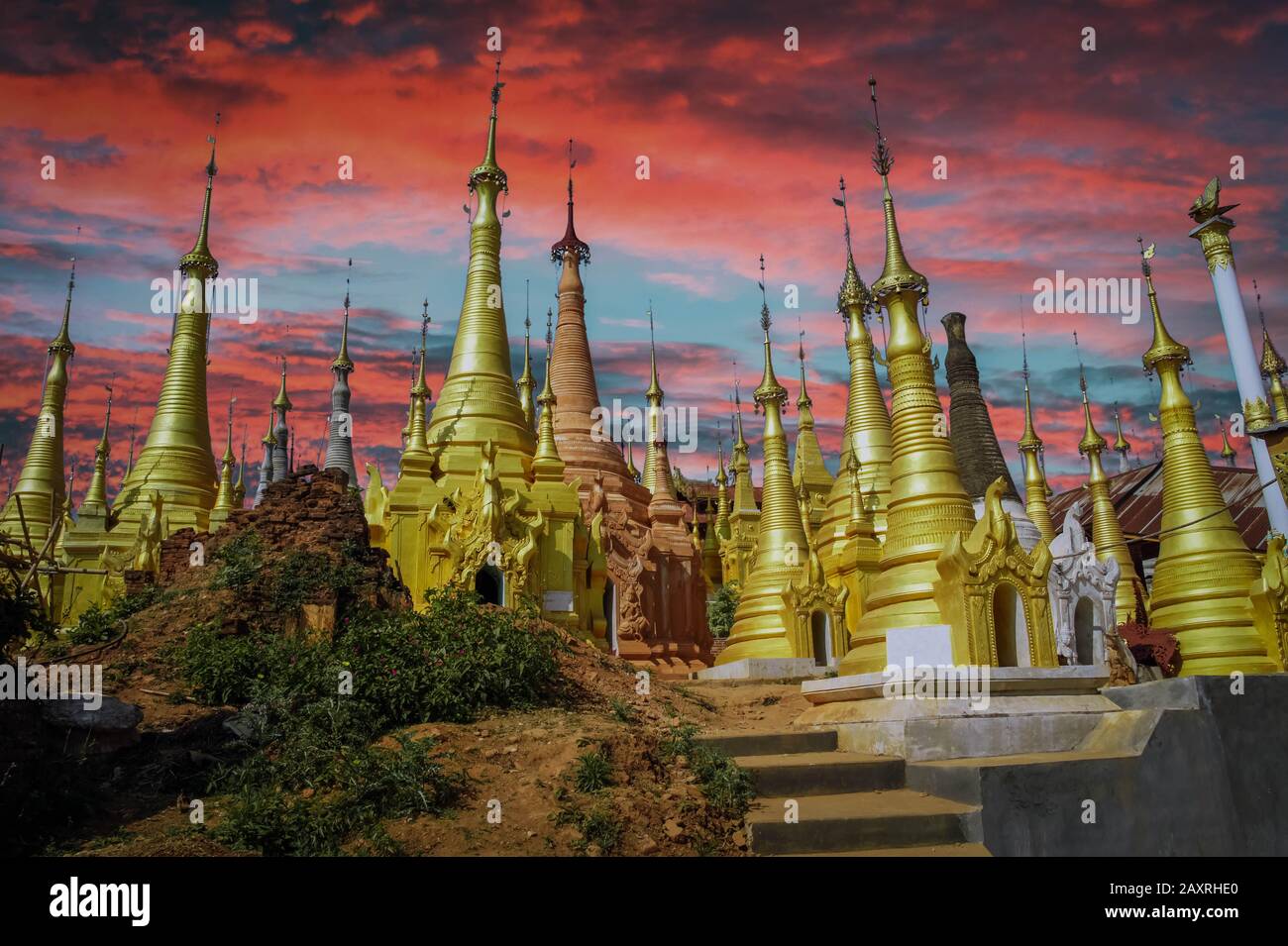 Coucher du soleil à INDEIN, MYANMAR -6 NOVEMBRE 2016 ruines de Pagodes d'Indein, Inle Lake, Myanma Banque D'Images