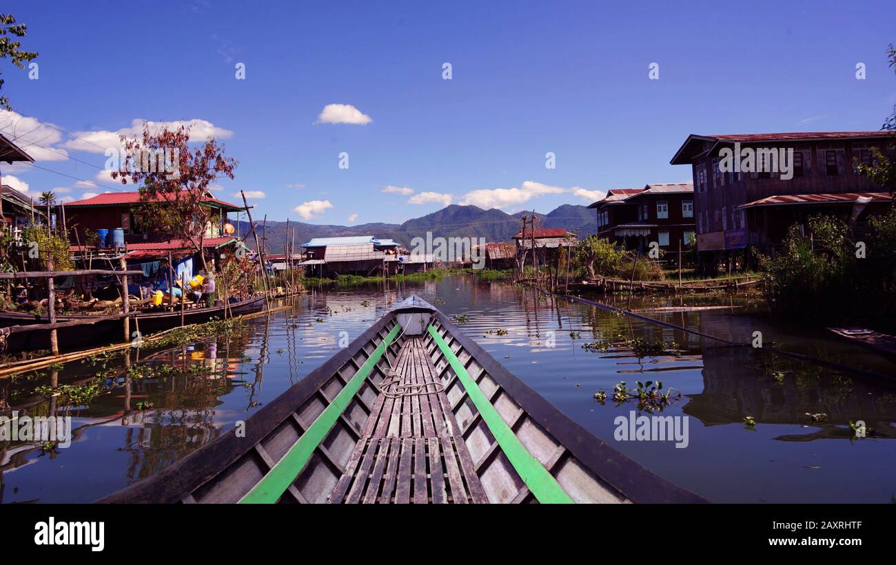 Bateaux Et maisons flottantes en bois 22 AOÛT 2016 sur le lac Inle à Shan, au Myanmar Banque D'Images