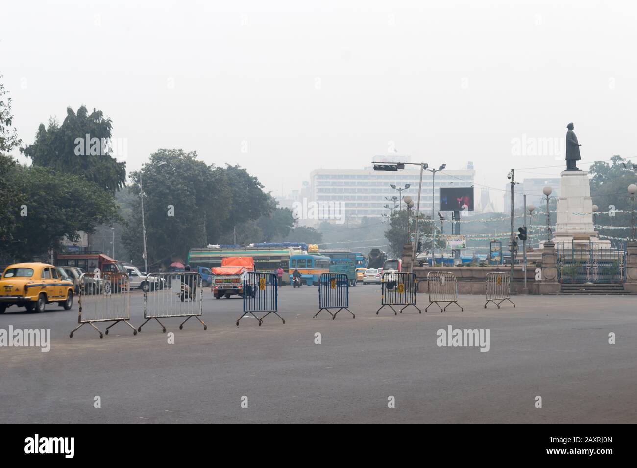 U-Tourner la zone de croisement près de Babughat ou Baje Kadamtala Ghat intersection sur Strand Road Side. Un important point de jonction de transit de la ville de joie Kolkata Banque D'Images