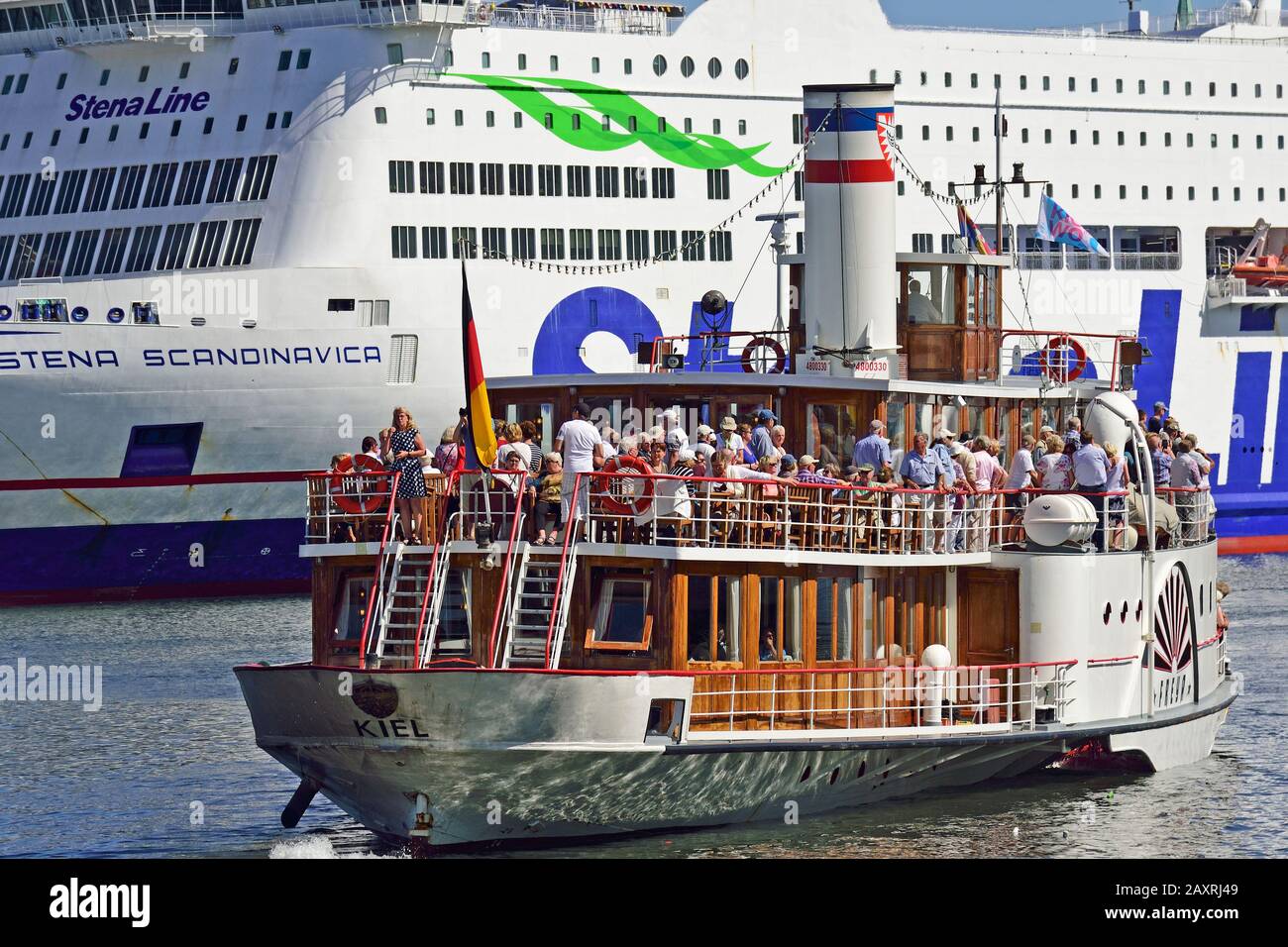 Europe, Allemagne, Schleswig-Holstein, Kiel, mer Baltique, port, paddle-vapeur Freya au départ, ferry en arrière-plan Banque D'Images