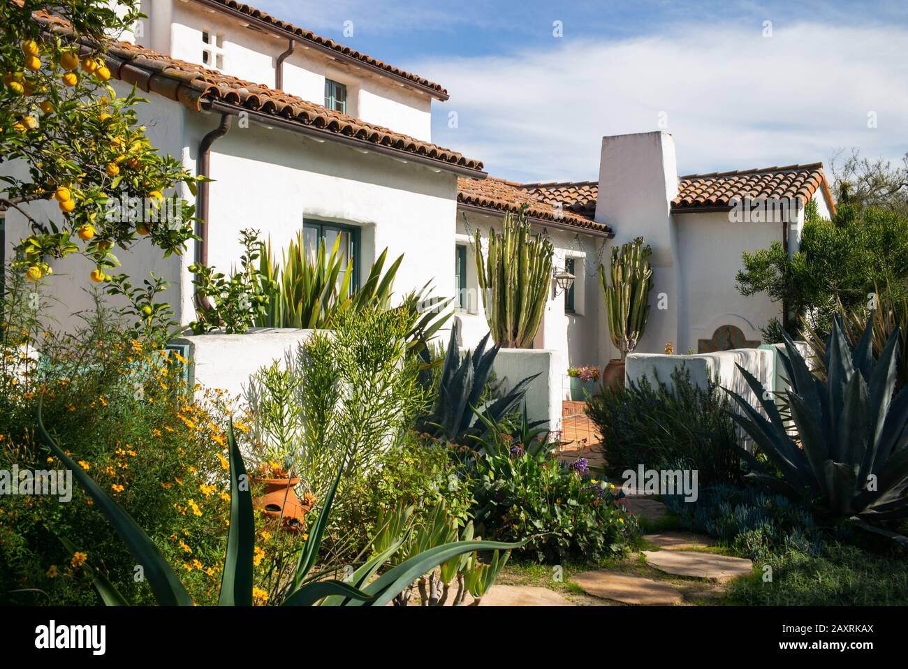 Maison et entrée de style espagnol typique de Californie avec plantation indigène, succulents, et un beau paysage design Banque D'Images