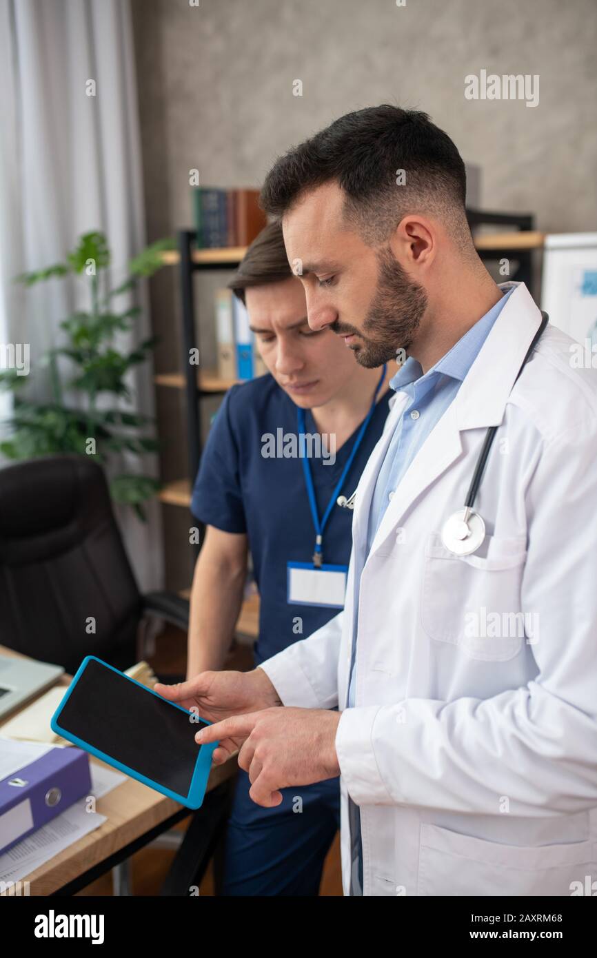 Deux médecins à la recherche d'informations sur Internet Banque D'Images