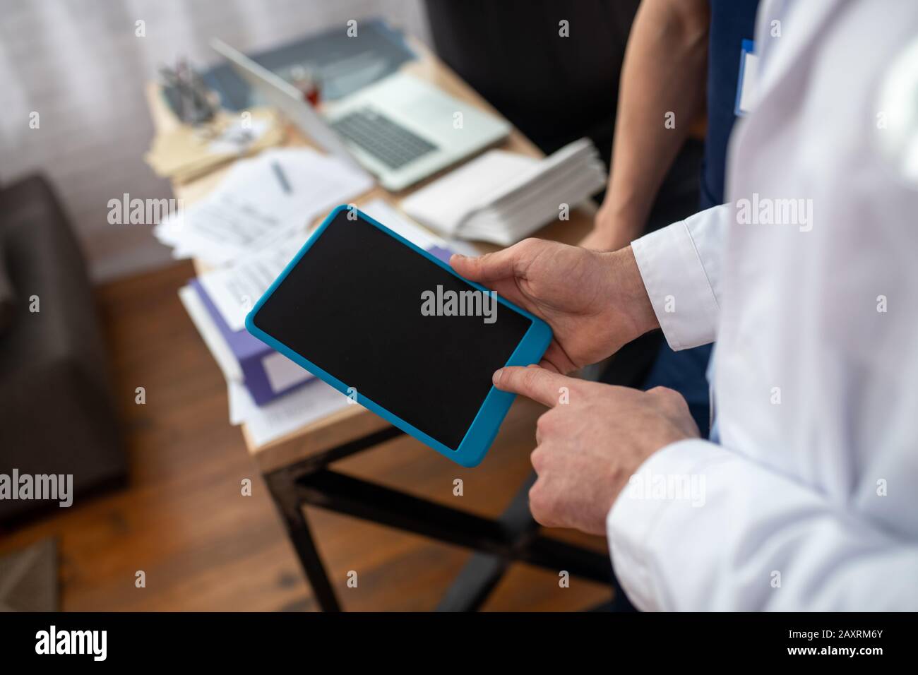 Gros plan photo des mains de la mans tenant une tablette Banque D'Images