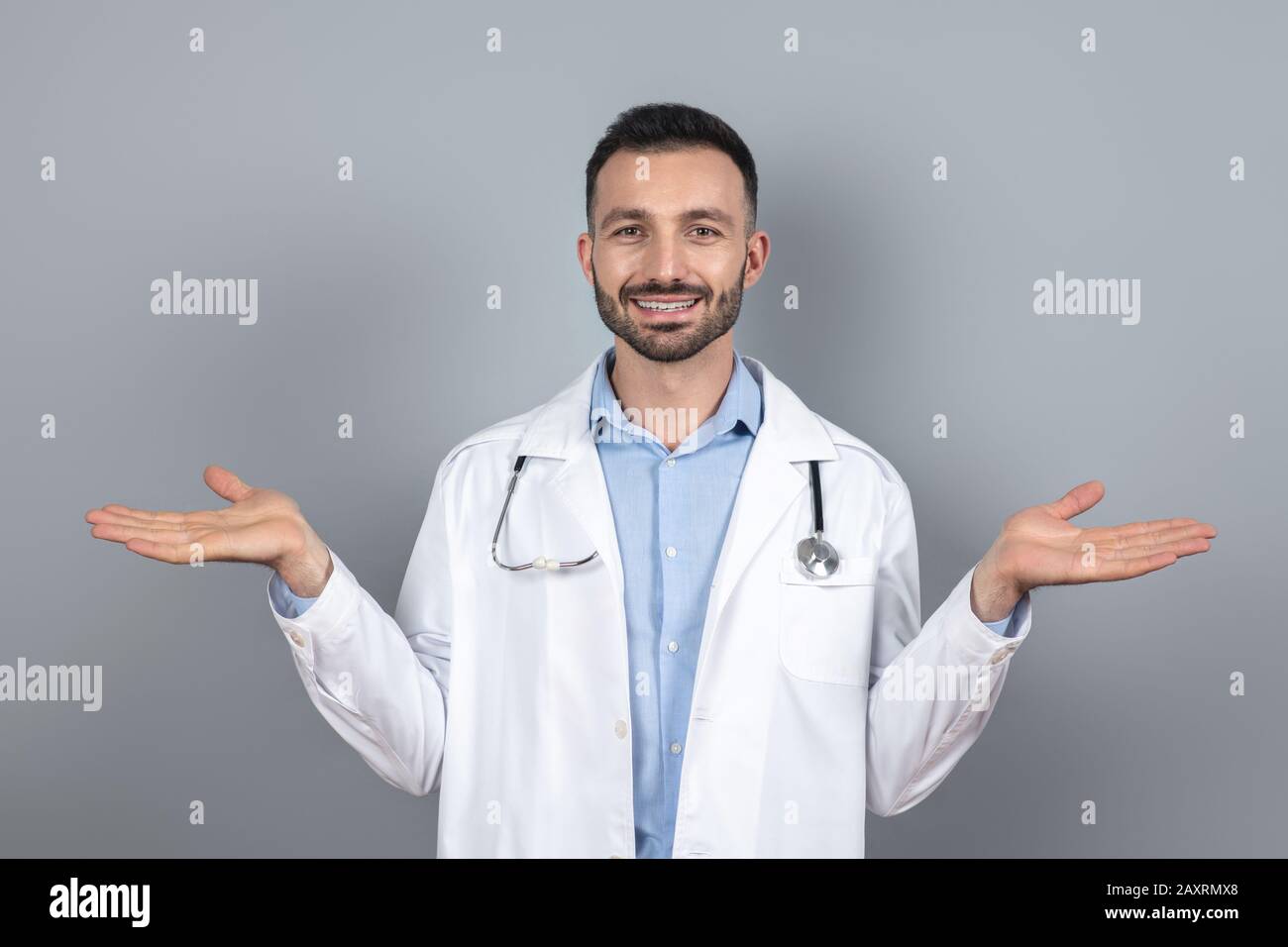 Médecin en robe blanche pointant vers les côtés Banque D'Images