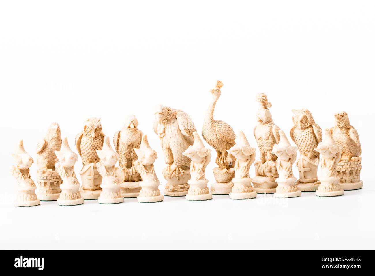 Сhess comme concept abstrait. Magnifique jeu d'échecs anciens sur fond blanc. Banque D'Images