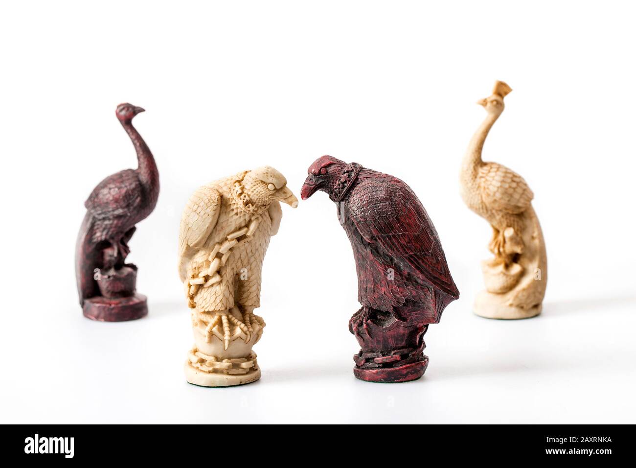 Сhess comme concept abstrait. Magnifique jeu d'échecs anciens sur fond blanc. Banque D'Images