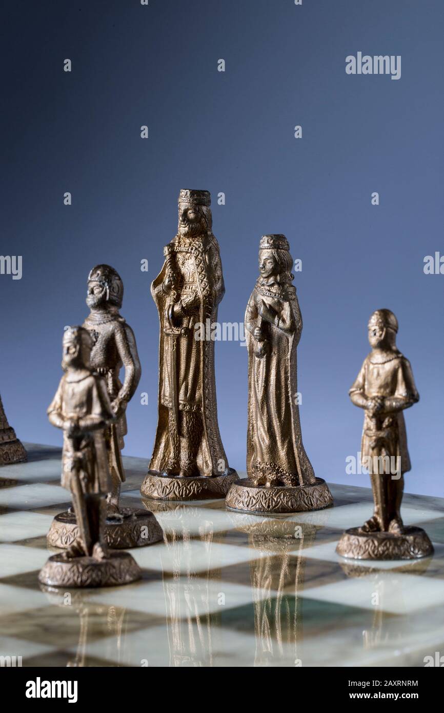 Сhess comme concept abstrait. Magnifique jeu d'échecs anciens sur le plateau d'échecs en marbre. Banque D'Images