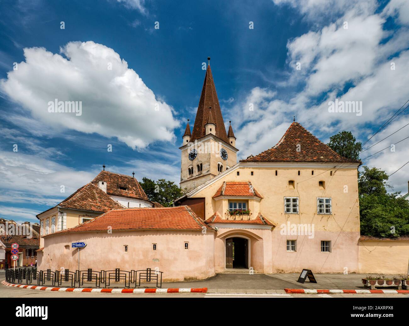 Église saxonne fortifiée, style roman, à Cisnadie, comté de Sibiu, Transylvanie, Roumanie Banque D'Images