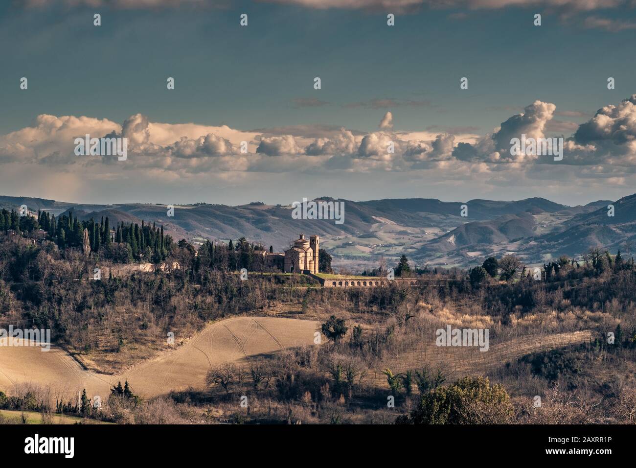 Campagne autour d'Urbino avec l'église de saint Bernardino où est la tombe du duc Federico IV de Montefeltro. Urbino, Marche, italie. Banque D'Images