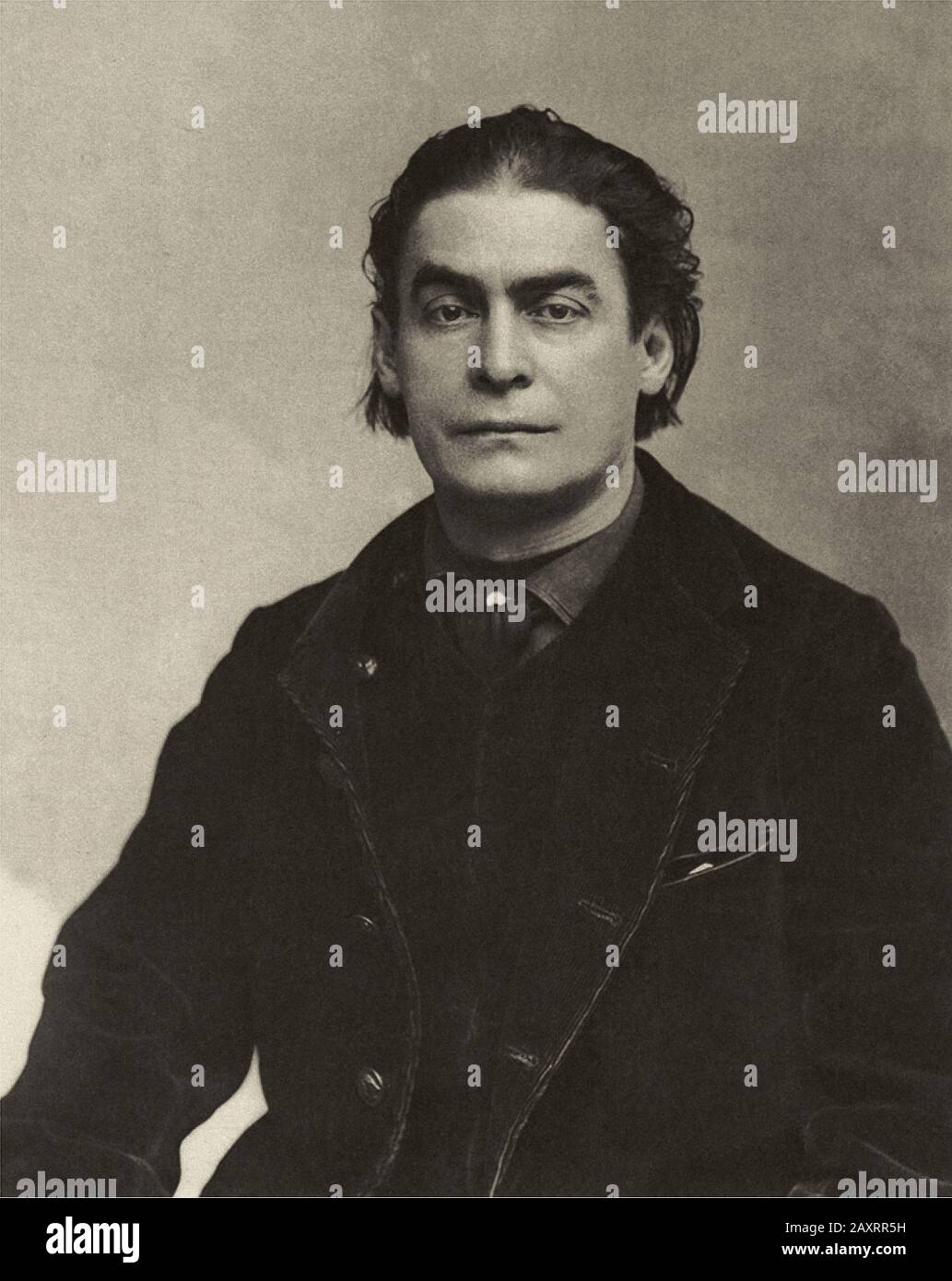 Aristide Bruant (1851 – 1925) était chanteuse française de cabaret, comédienne et propriétaire de discothèque. Il est le plus connu comme l'homme dans le foulard rouge et le cap noir Banque D'Images