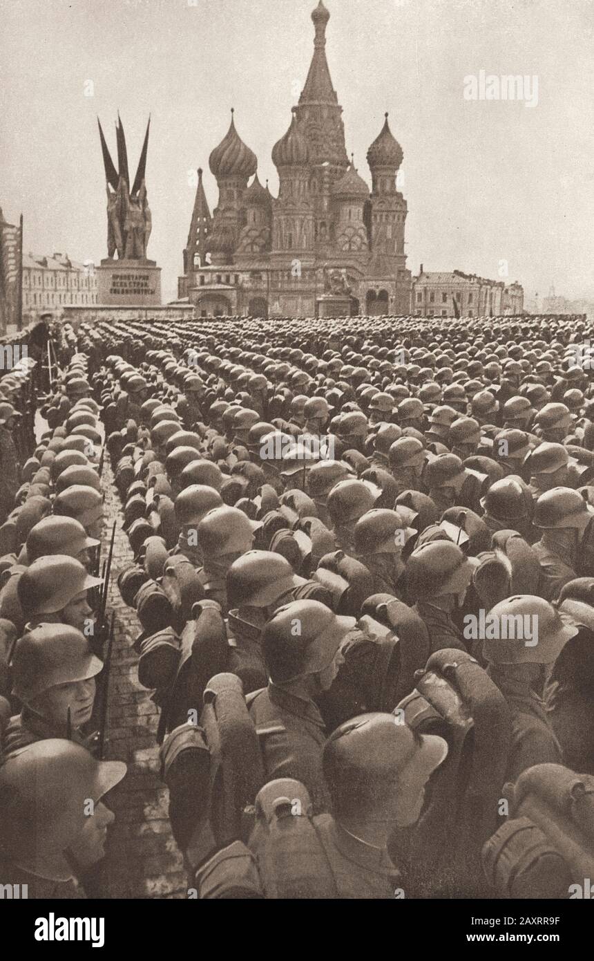 Armée Rouge. Du livre de propagande soviétique de 1937. Soldats soviétiques sur la place Rouge à Moscou. Banque D'Images