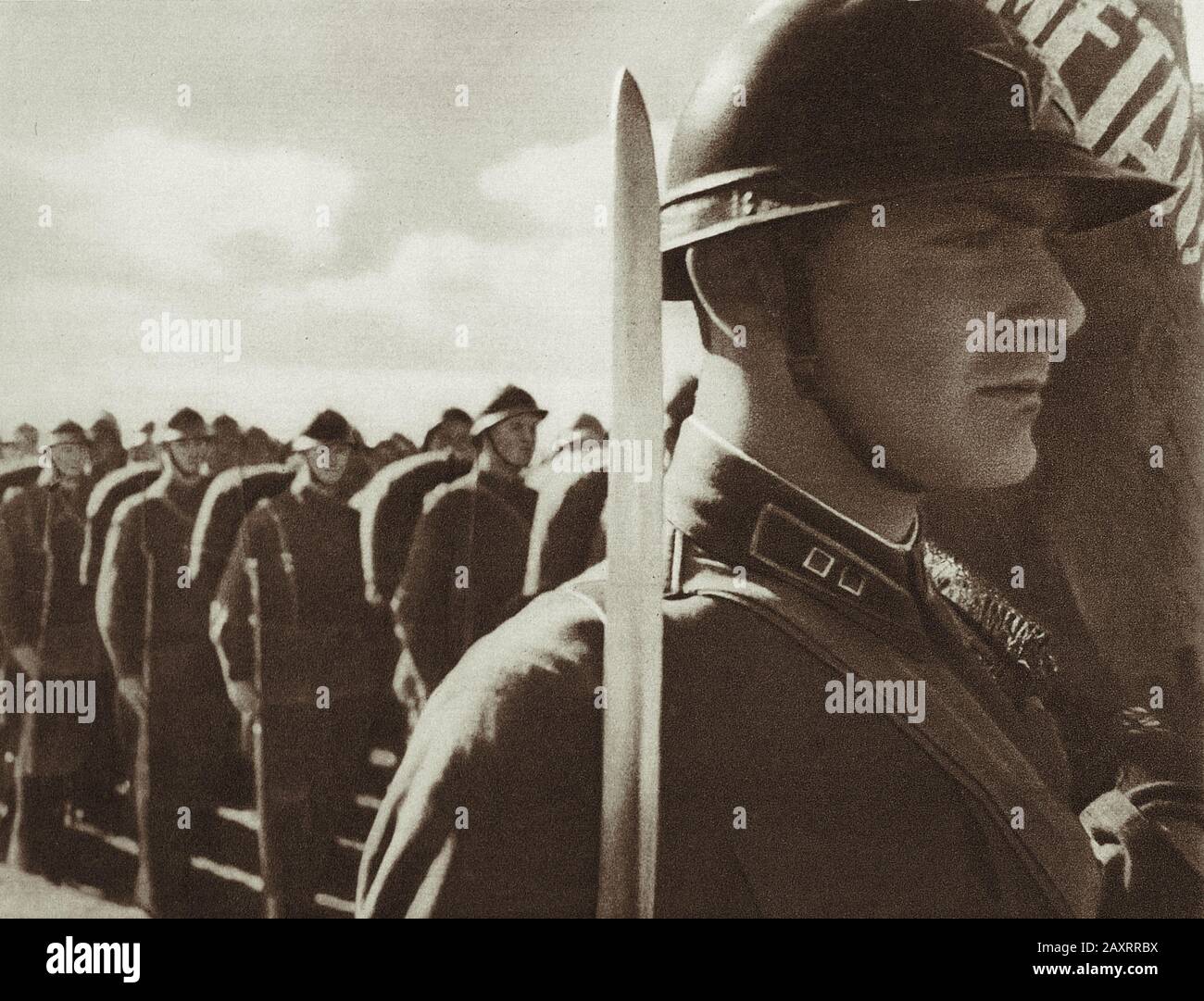 Armée Rouge. Du livre de propagande soviétique de 1937. Soldats soviétiques sur la place Rouge à Moscou. Banque D'Images