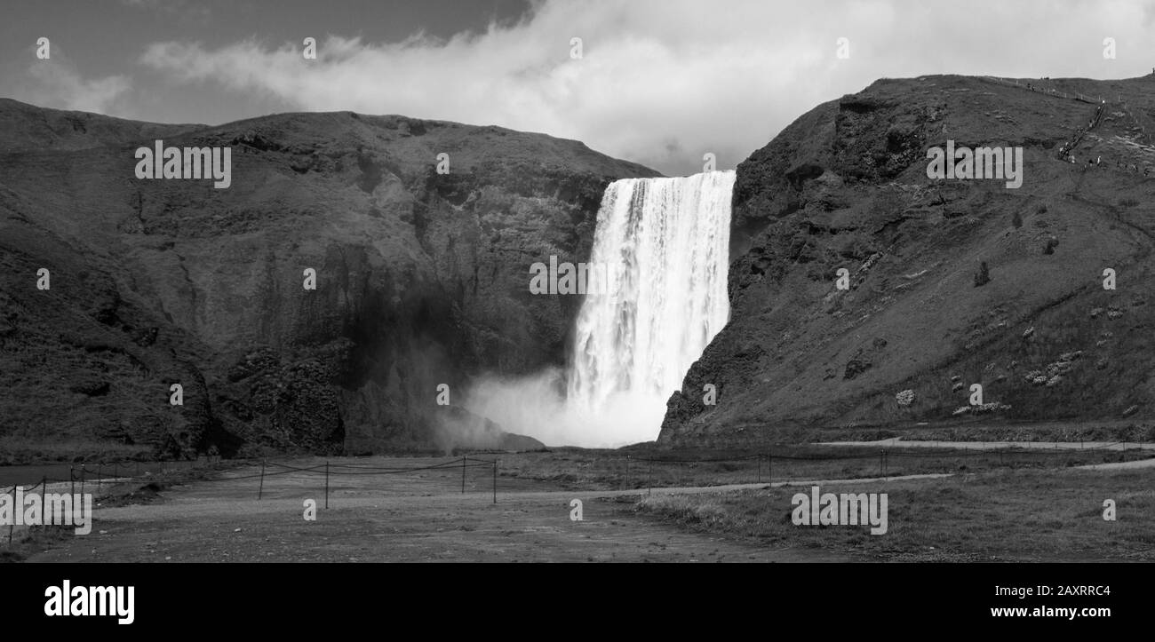 Skogafoss en noir et blanc Banque D'Images