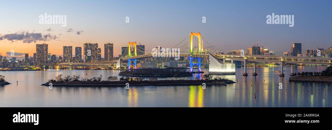Vue panoramique sur la baie de Tokyo avec le pont Rainbow dans la ville de Tokyo, au Japon. Banque D'Images