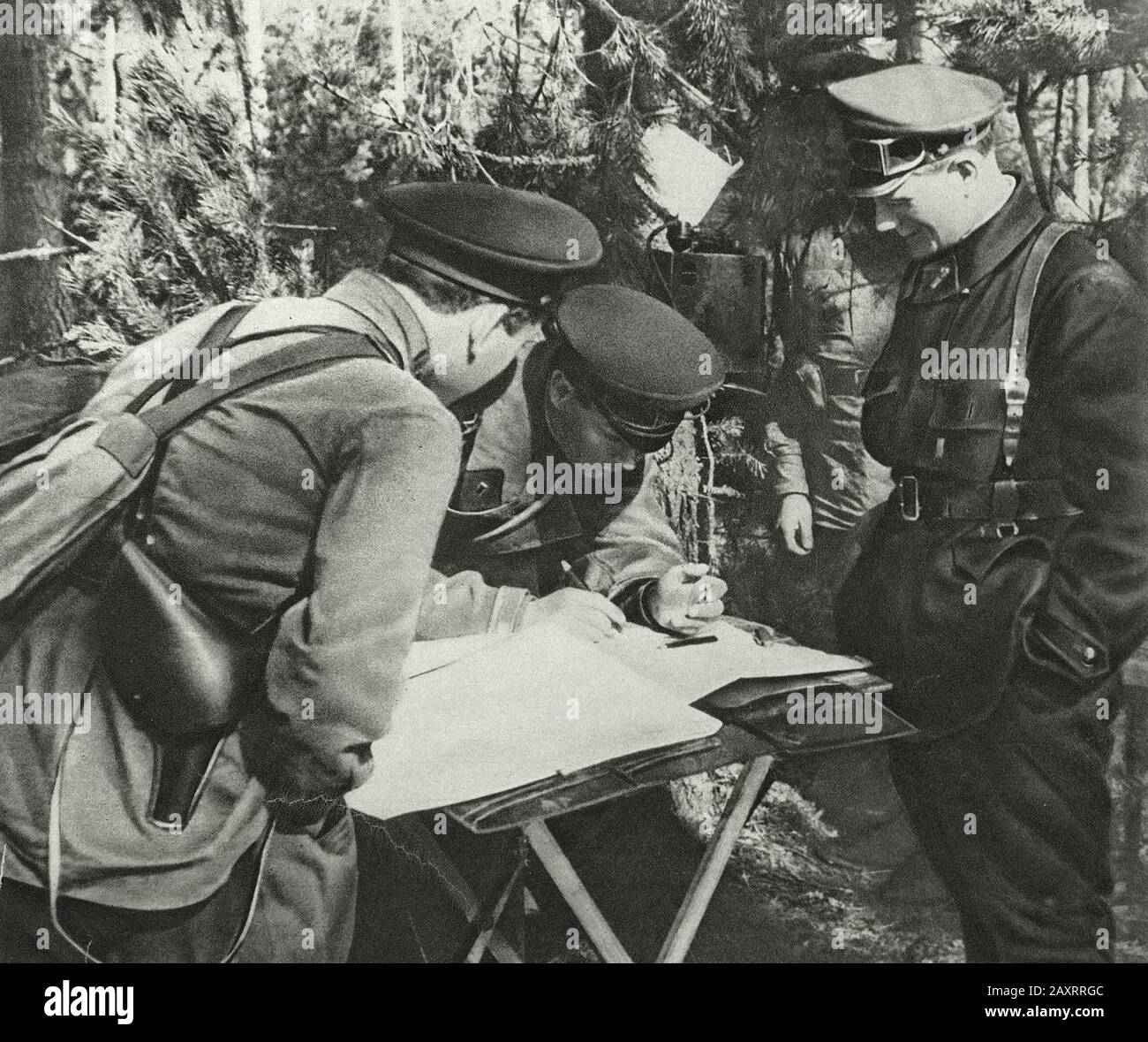 Armée rouge dans les années 1930. Du livre de propagande soviétique de 1937. Les officiers soviétiques d'étudier la carte et de fixer la tâche Banque D'Images