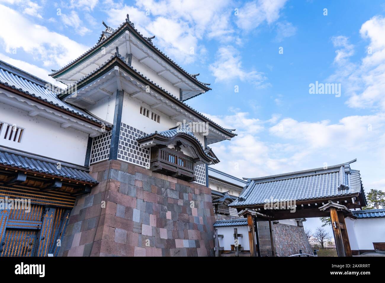 Kanazawa, Japon - 14 février 2019 : Château Kanazawa avec ciel bleu agréable dans la ville de Kanazawa, Japon. Banque D'Images