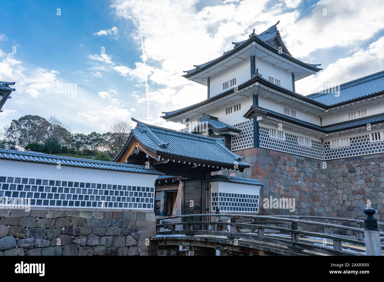 Kanazawa, Japon - 14 février 2019 : Château Kanazawa avec ciel bleu agréable dans la ville de Kanazawa, Japon. Banque D'Images