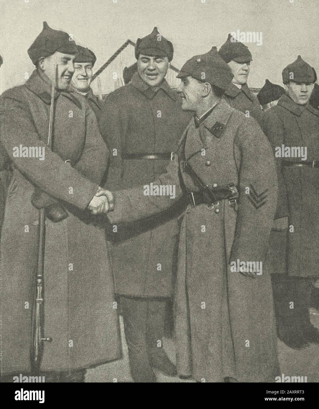 Armée rouge dans les années 1930. Du livre de propagande soviétique de 1937. Garde-frontière soviétique. Un nouveau changement de heros. Banque D'Images