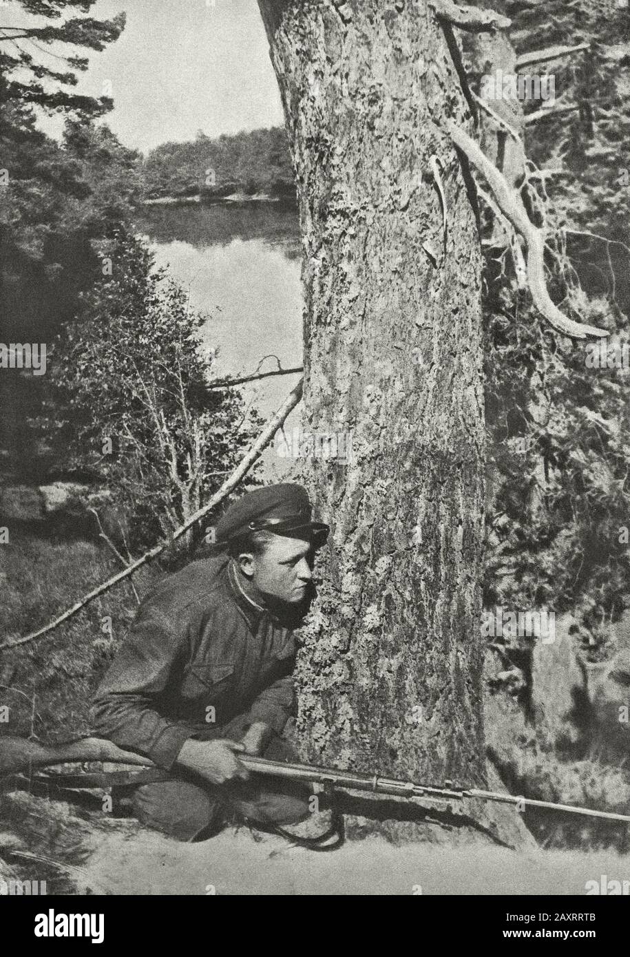 Armée rouge dans les années 1930. Du livre de propagande soviétique de 1937. Garde-frontière soviétique Banque D'Images