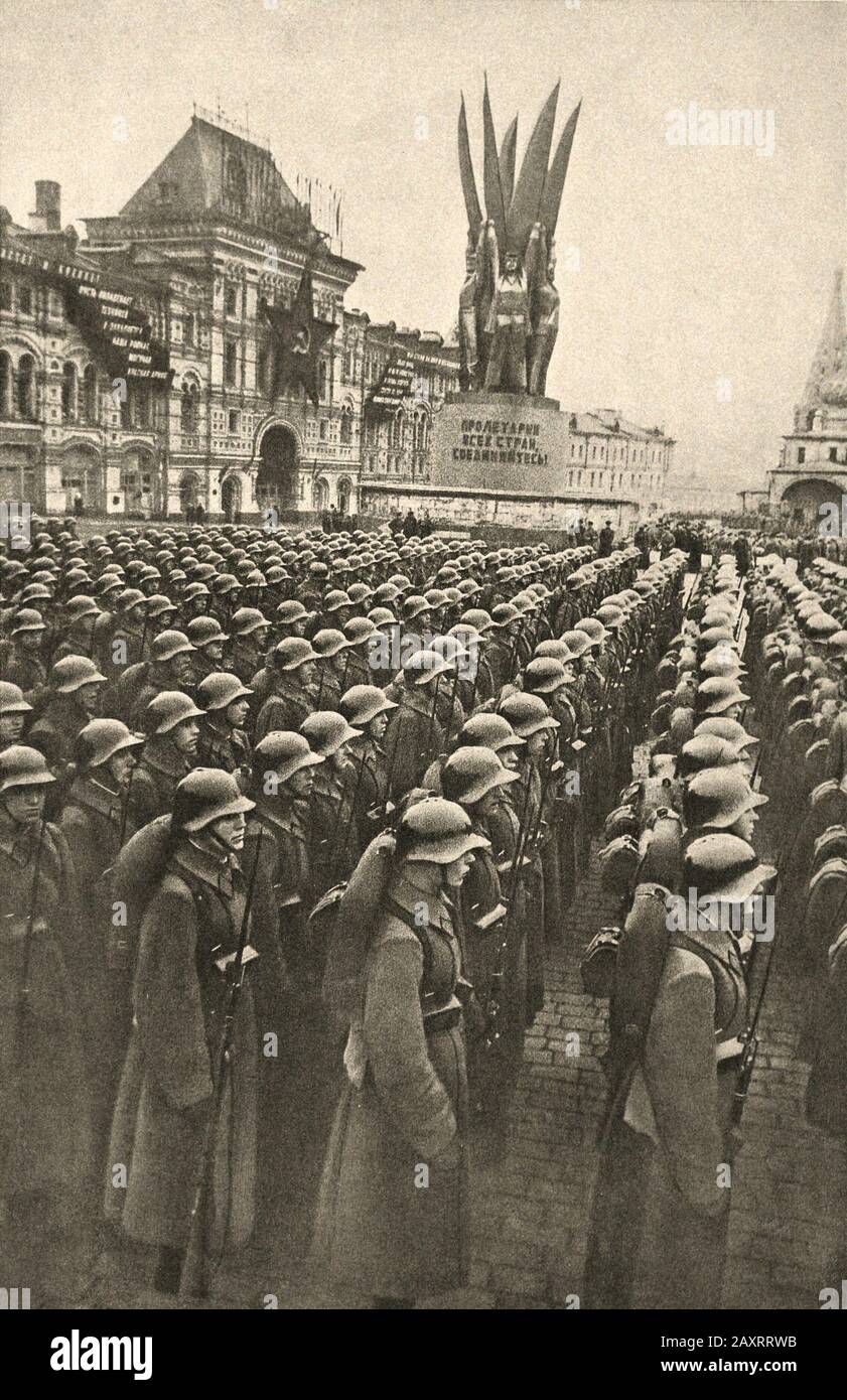 Armée rouge dans les années 1930. Du livre de propagande soviétique de 1937. Soldats soviétiques sur la place Rouge à Moscou. Banque D'Images