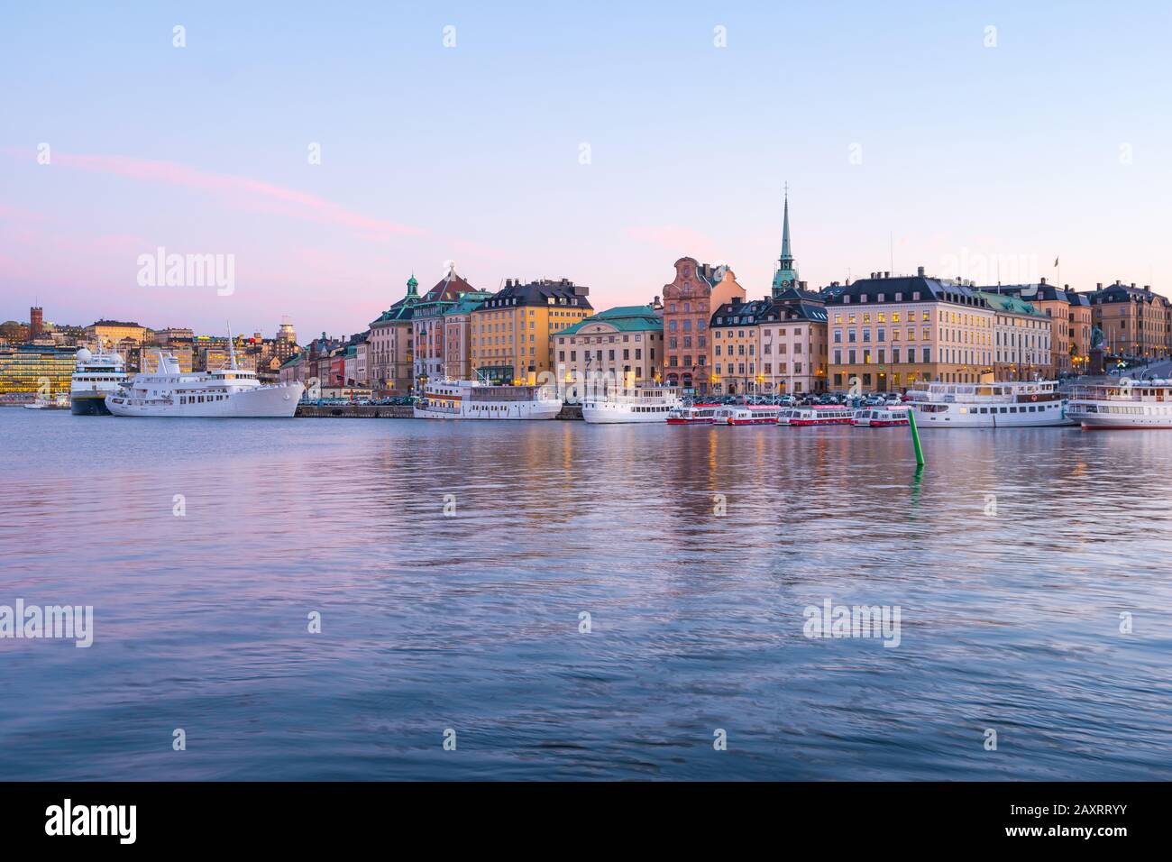 Gratte-ciel de la ville de Stockholm avec des bâtiments historiques au crépuscule à Stockholm, en Suède. Banque D'Images