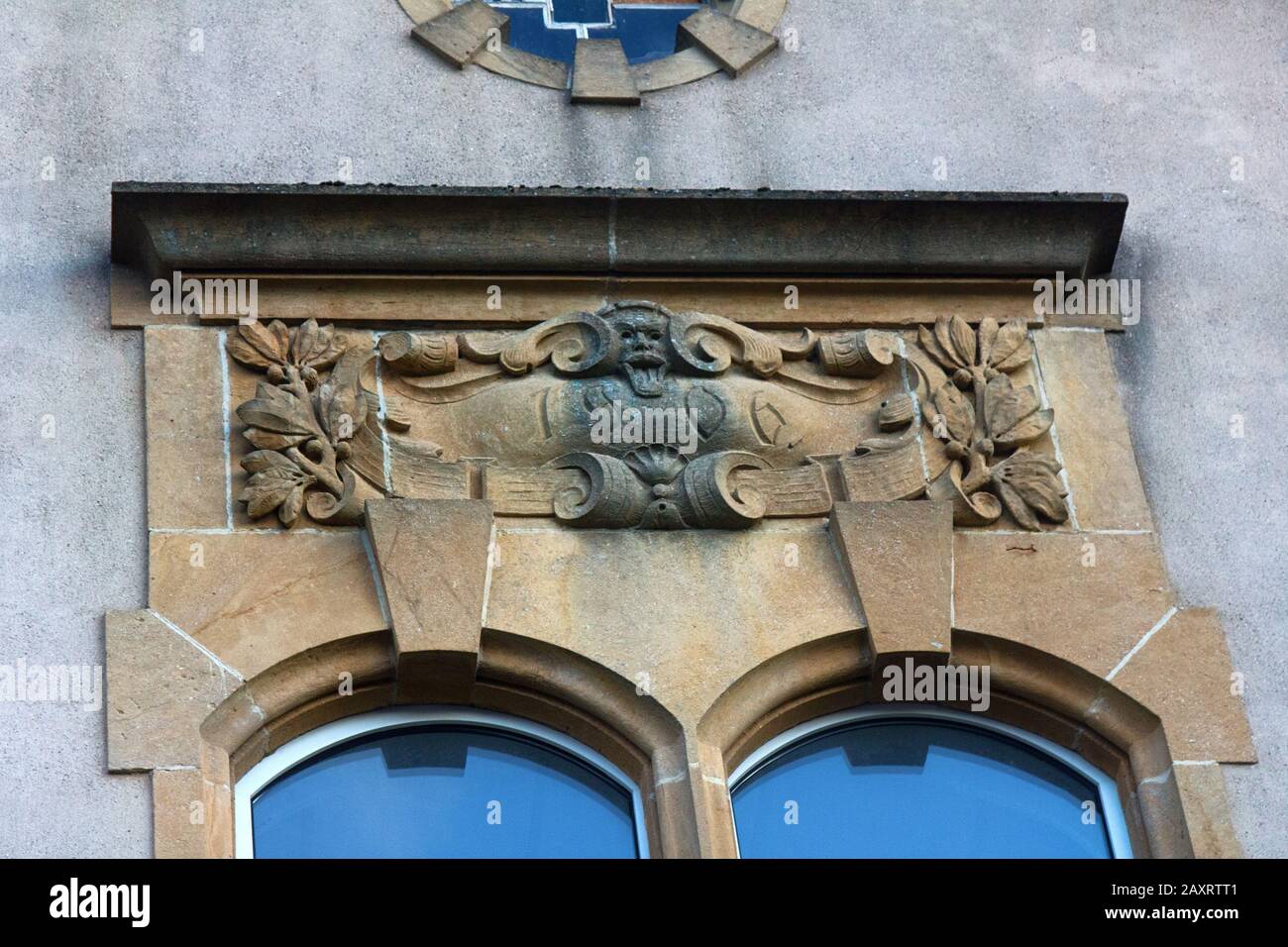 Fenestra encadrée à l'époque médiévale, romane et gothique l'architecture classique - élément de fenêtre : Fenêtre coupe-bordures, doublure de coude, casement Banque D'Images