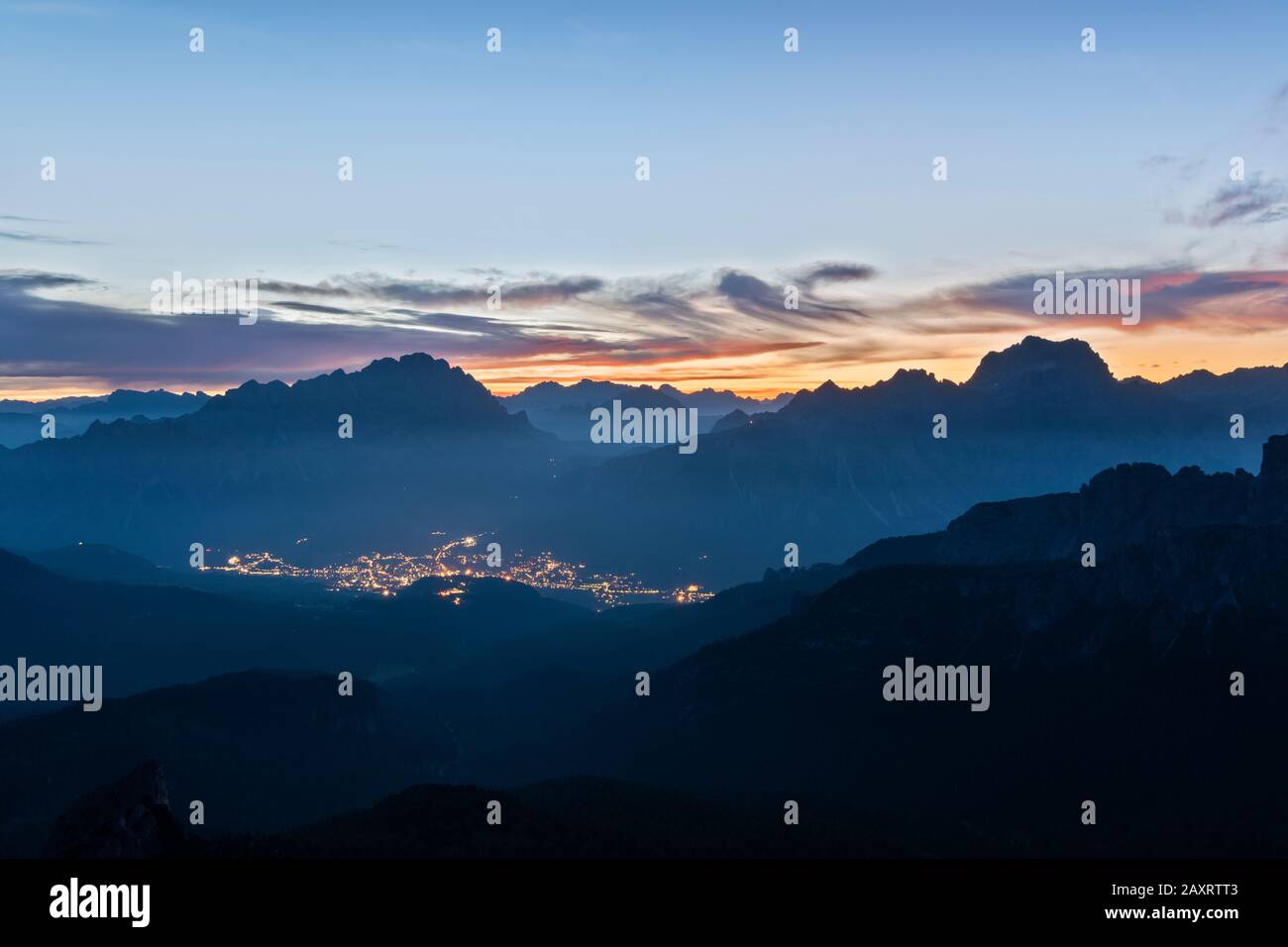 Cortina D'Ampezzo, Belluno, Vénétie. Italie. Vue avant le lever du soleil depuis le sommet de Ra Gusela dans le bassin de Cortina d 'Ampezzo Banque D'Images