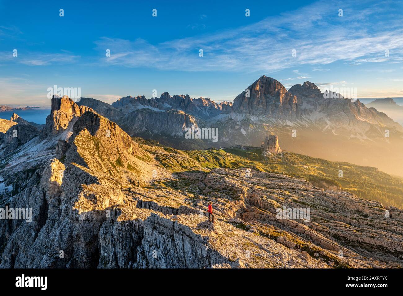 Cortina D'Ampezzo, Belluno, Vénétie. Italie. Averau et Nuvolau avec le refuge au lever du soleil. Juste derrière les trois Tofanen Banque D'Images