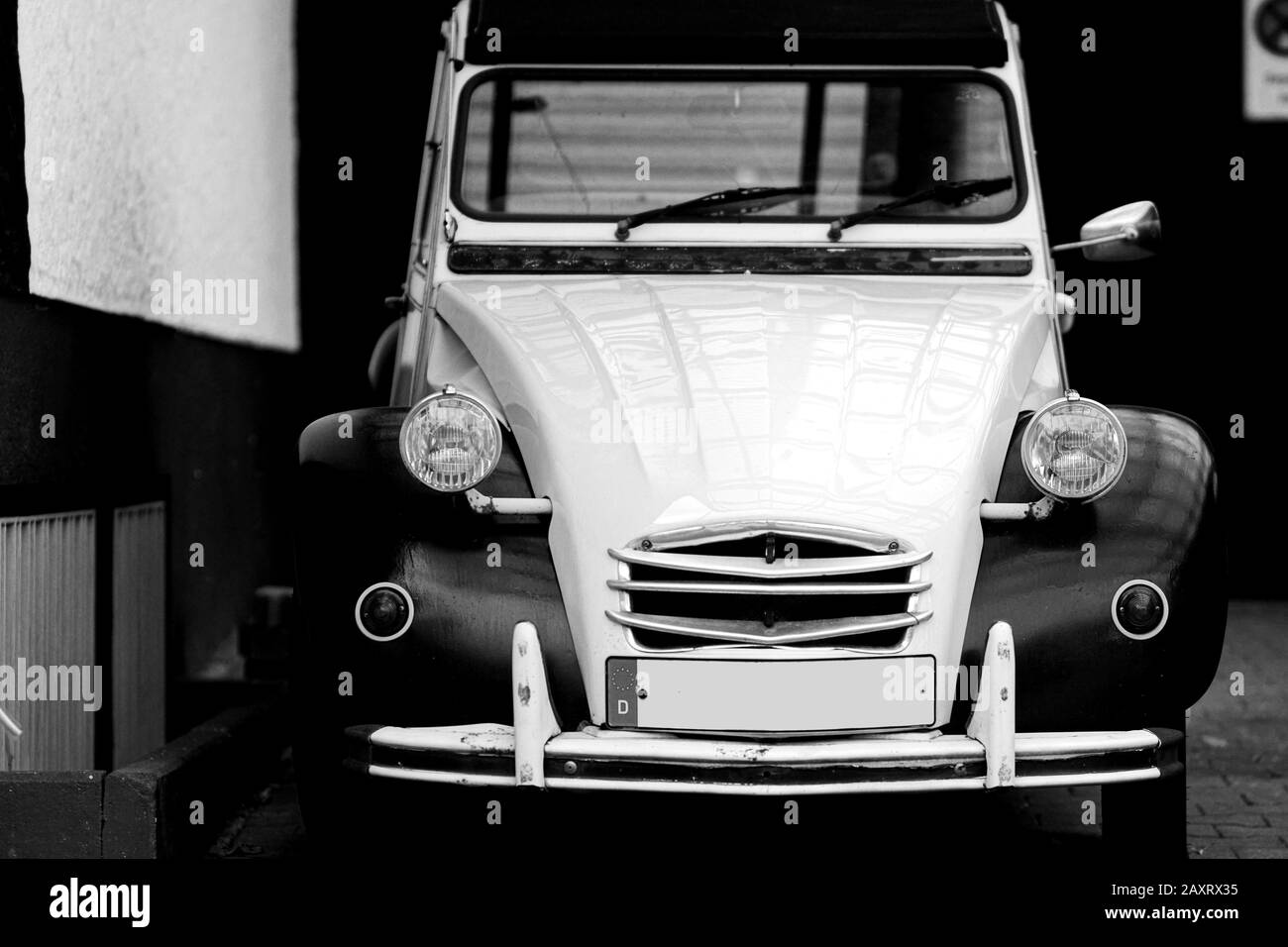 La vue avant de la calandre et le pare-brise d'une vieille voiture de collection Citroën 2CV. Banque D'Images