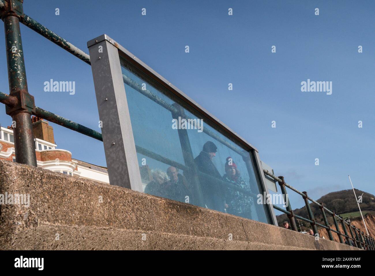 Des panneaux de défense de mer en verre installés à l'essai sur le mur de la mer à Sidmouth, Devon, ont résisté à la tempête Ciara. Banque D'Images