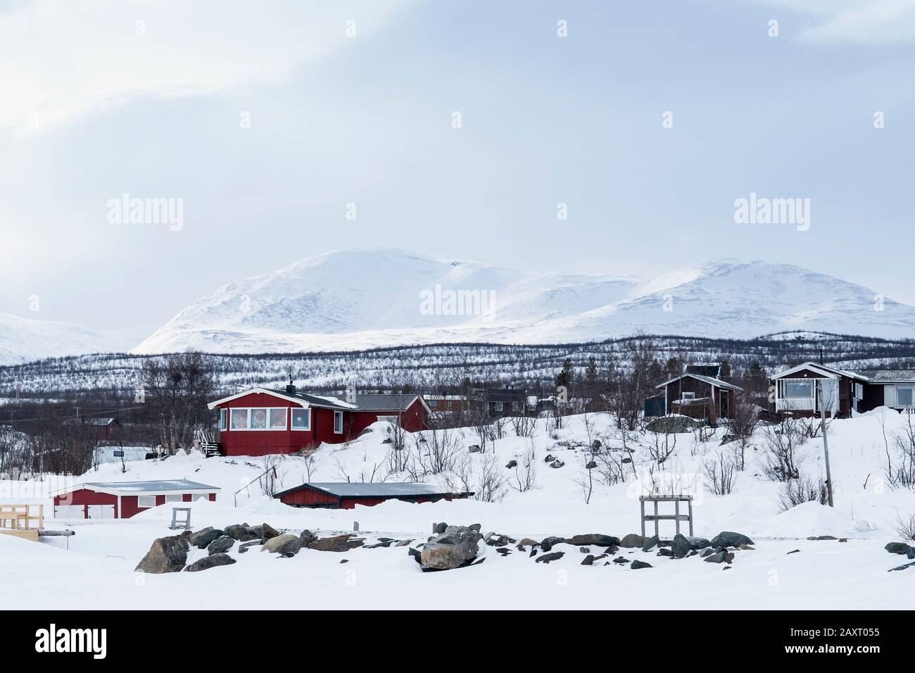 Suède, Abisko, chalets au lac, hiver Banque D'Images