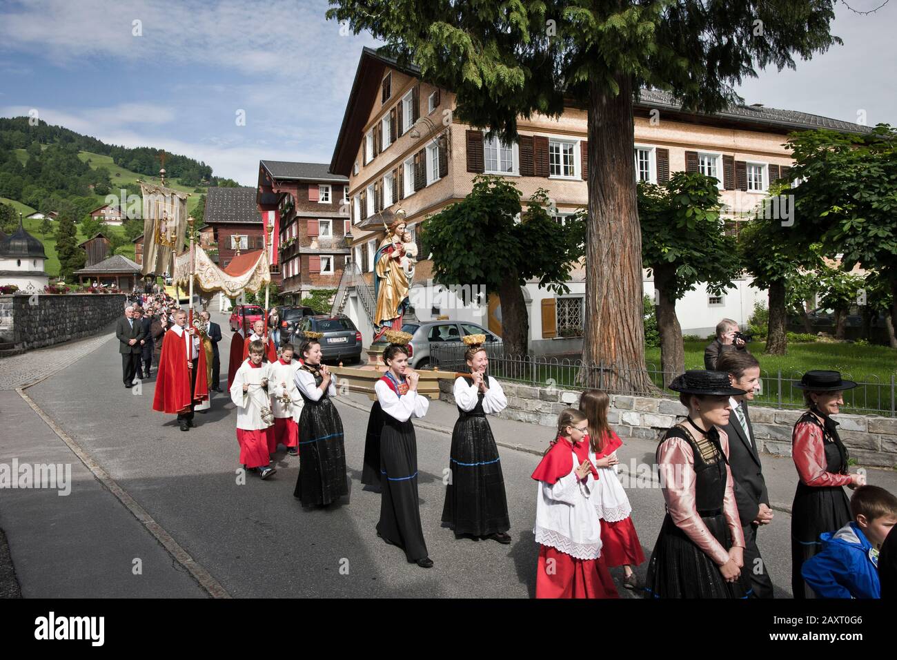 Corpus Christi procession à Schwarzenberg, forêt de Bregenz. Banque D'Images