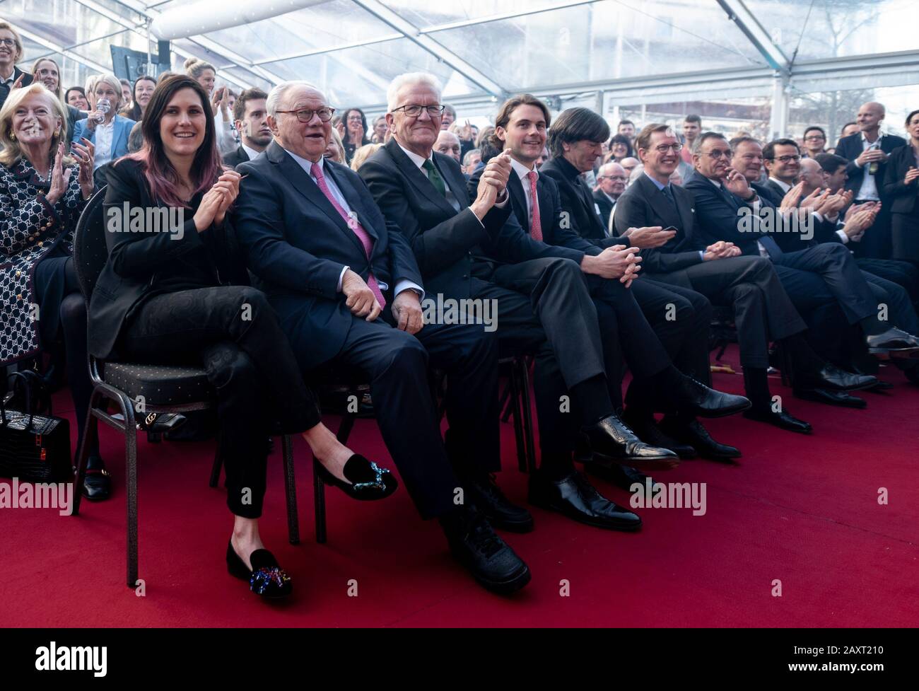 Offenburg, Allemagne. 12 février 2020. Elisabeth Burda (l-r), éditrice Hubert Burda et Winfried Kretschmann, Premier ministre du Bade-Wurtemberg (Bündnis 90/Die Grünen), Jacob Burda et entraîneur national de football Joachim Löw, Bernhard Prince de Baden et Roland Mack lors de la remise de la médaille Staufer au groupe des médias. L'éditeur Hubert Burda célèbre son 80ème anniversaire. Crédit: Patrick Seeger/Dpa/Alay Live News Banque D'Images