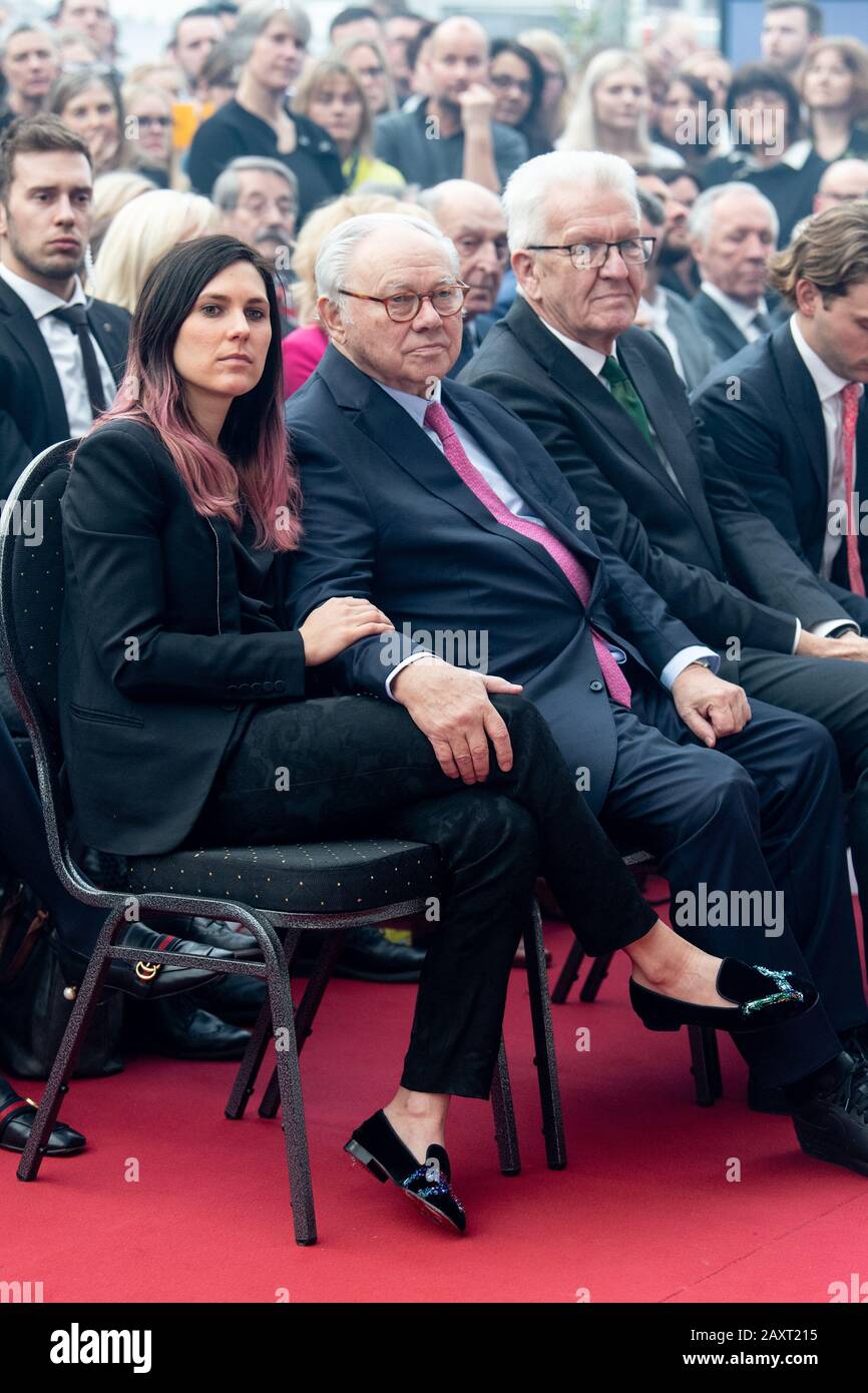 Offenburg, Allemagne. 12 février 2020. Elisabeth Burda (l-r), éditrice Hubert Burda et Winfried Kretschmann, Premier ministre du Bade-Wurtemberg (Bündnis 90/Die Grünen) à l'occasion de l'attribution de la médaille Staufer au groupe des médias. L'éditeur Hubert Burda célèbre son 80ème anniversaire. Crédit: Patrick Seeger/Dpa/Alay Live News Banque D'Images