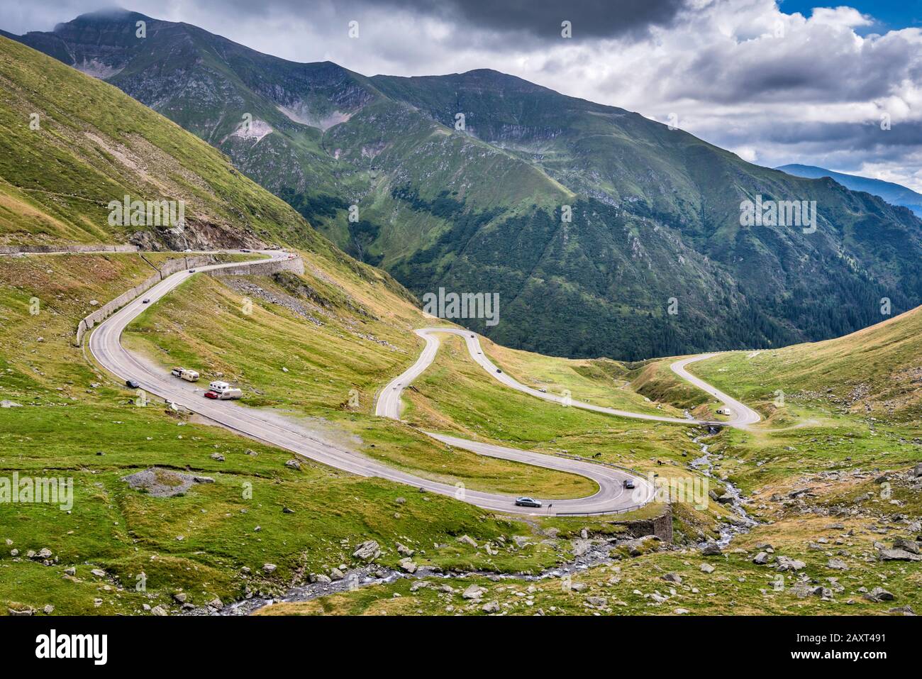 Courbes de cheveux à Transfagarasan Road traversant les montagnes de Fagaras dans les Carpates du Sud (Alpes de Transylvanie), Transylvanie, Roumanie Banque D'Images
