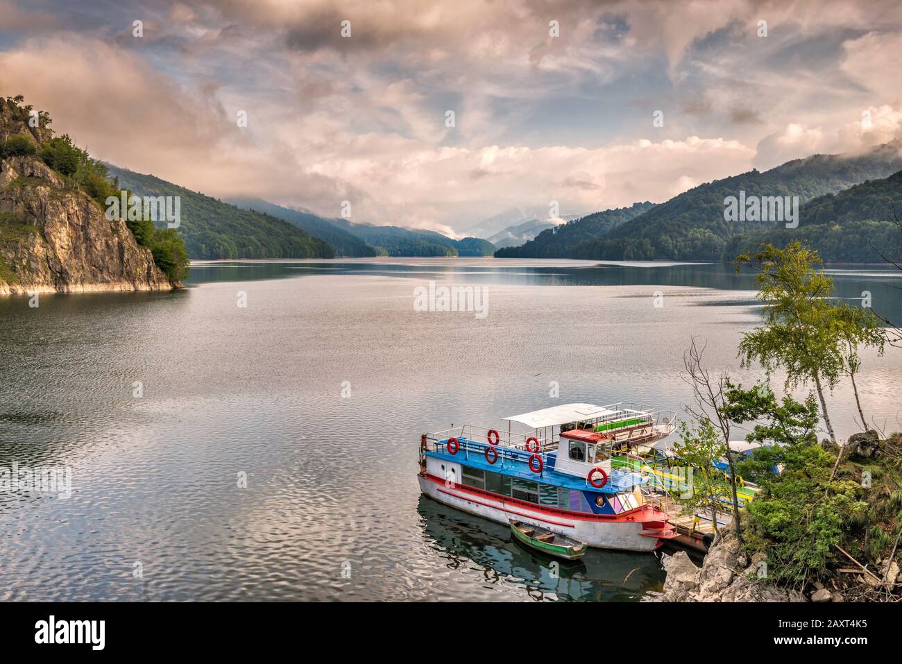 Bateaux au lac Vidraru, vue de Transfagarasan Road, Fagaras montagnes enveloppées dans de bas nuages tôt le matin, Carpates du Sud, Roumanie Banque D'Images