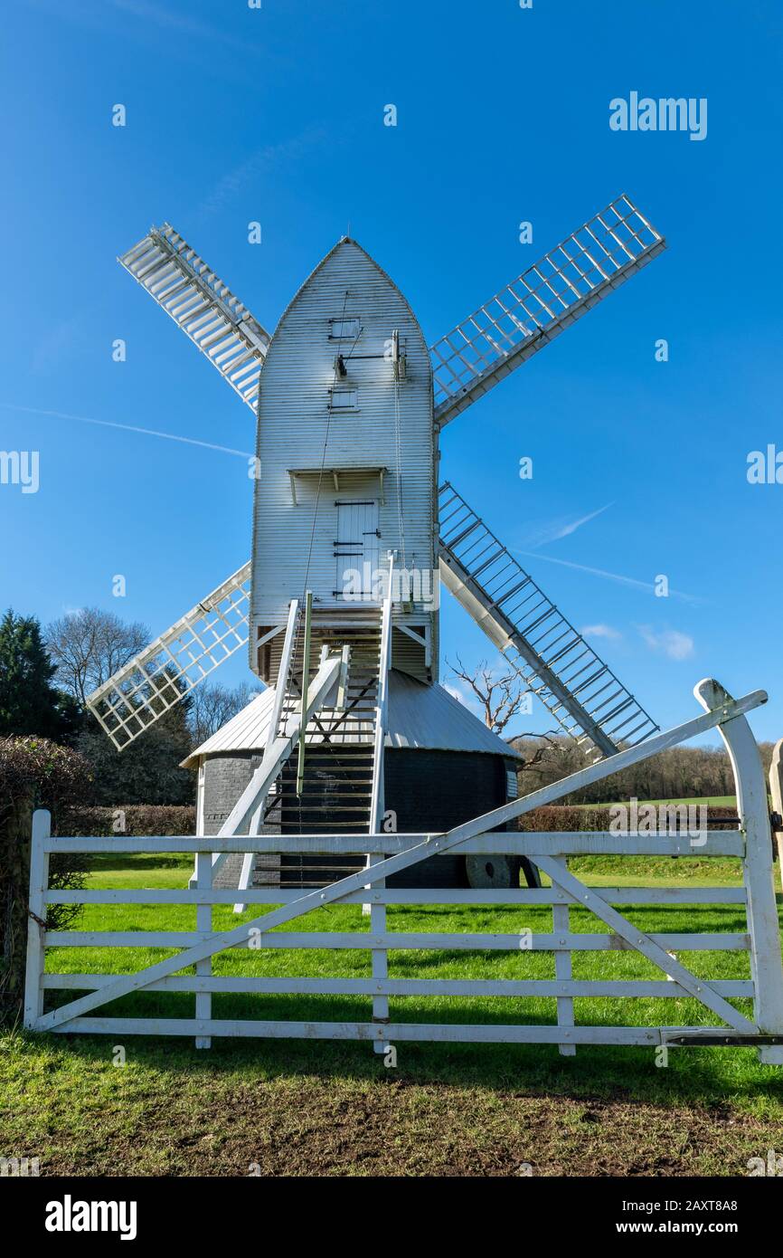 Lowfield Heath Windmill, une usine de poste de grade II à Charlwood, Surrey, Angleterre, qui a été restaurée à l'ordre de travail. Attraction touristique, Royaume-Uni Banque D'Images