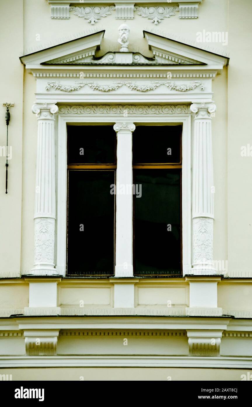 Fenêtre en fronton pointu Neoclassic décorée Banque D'Images