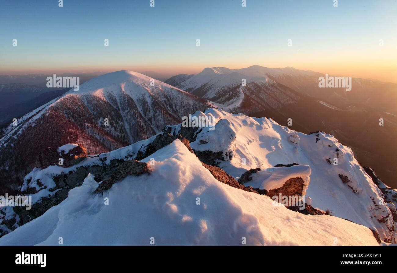 Paysage de montagne Hiver coucher du soleil aux heures de Rozsutec Banque D'Images