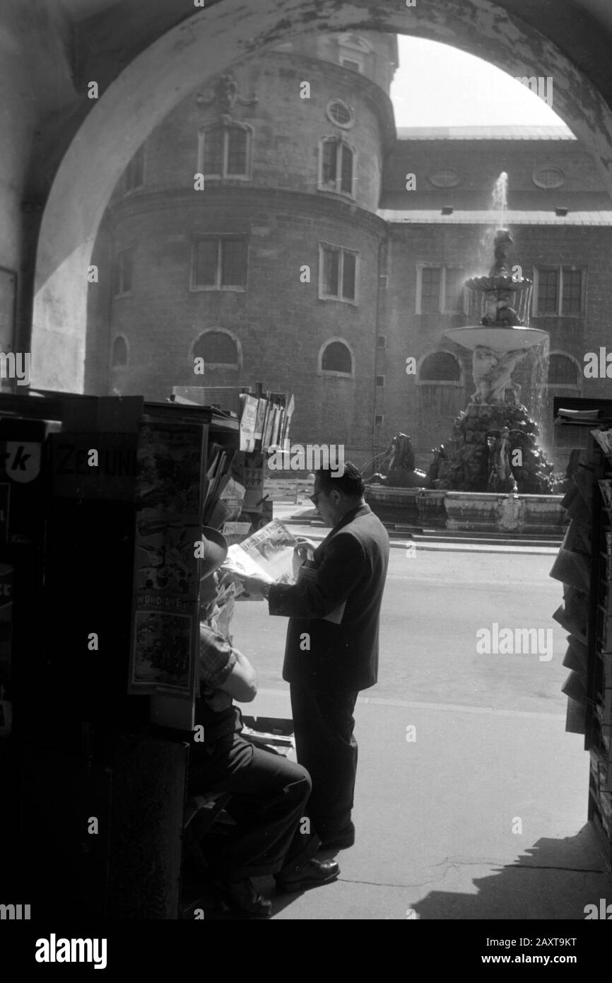 Zeitungsverkäufer und Kunde am Zeitungsstand am Residenzplatz, Salzbourg, 1957. Vendeur de journaux et client au kiosque du journal sur Residenzplatz, Salzbourg, 1957. Banque D'Images