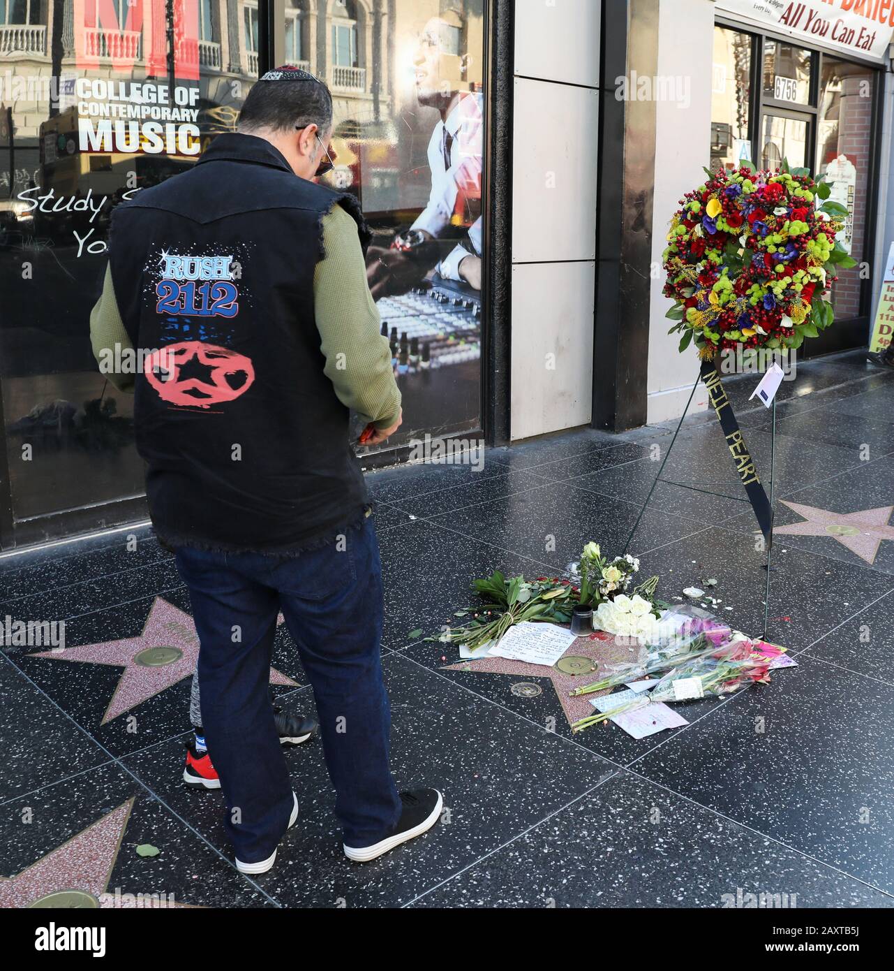 Hollywood, Californie, États-Unis. 12 janvier 2020. En l'honneur de Neil Peart, le batteur et le lyricien du groupe Rush, une couronne de fleurs a été placée sur la Star de Rush sur le Hollywood Walk of Fame hier, et de nombreux fans ont arrêté et rendu hommage. Neil Peart est mort d'un cancer du cerveau à Santa Monica le 7 janvier à l'âge de 67 ans. Avec: Etan G Le Rapper Juif Où: Hollywood, Californie, États-Unis Quand: 12 Jan 2020 Crédit: Sheri Determan/Wenn.com Banque D'Images